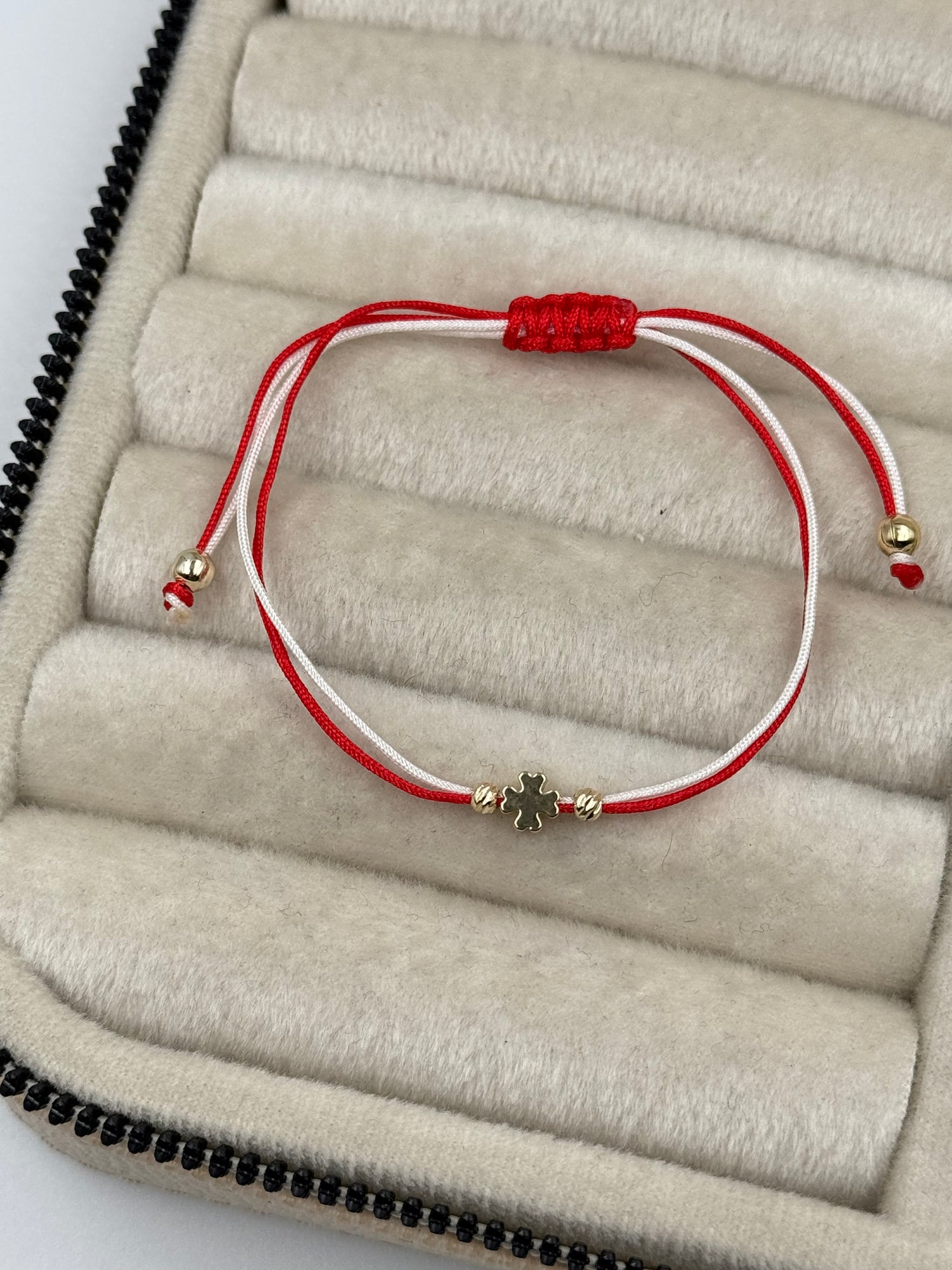 İTHAL YONCA DETAYLI KIRMIZI BEYAZ İPLİ AYARLANABİLİR BİLEKLİK