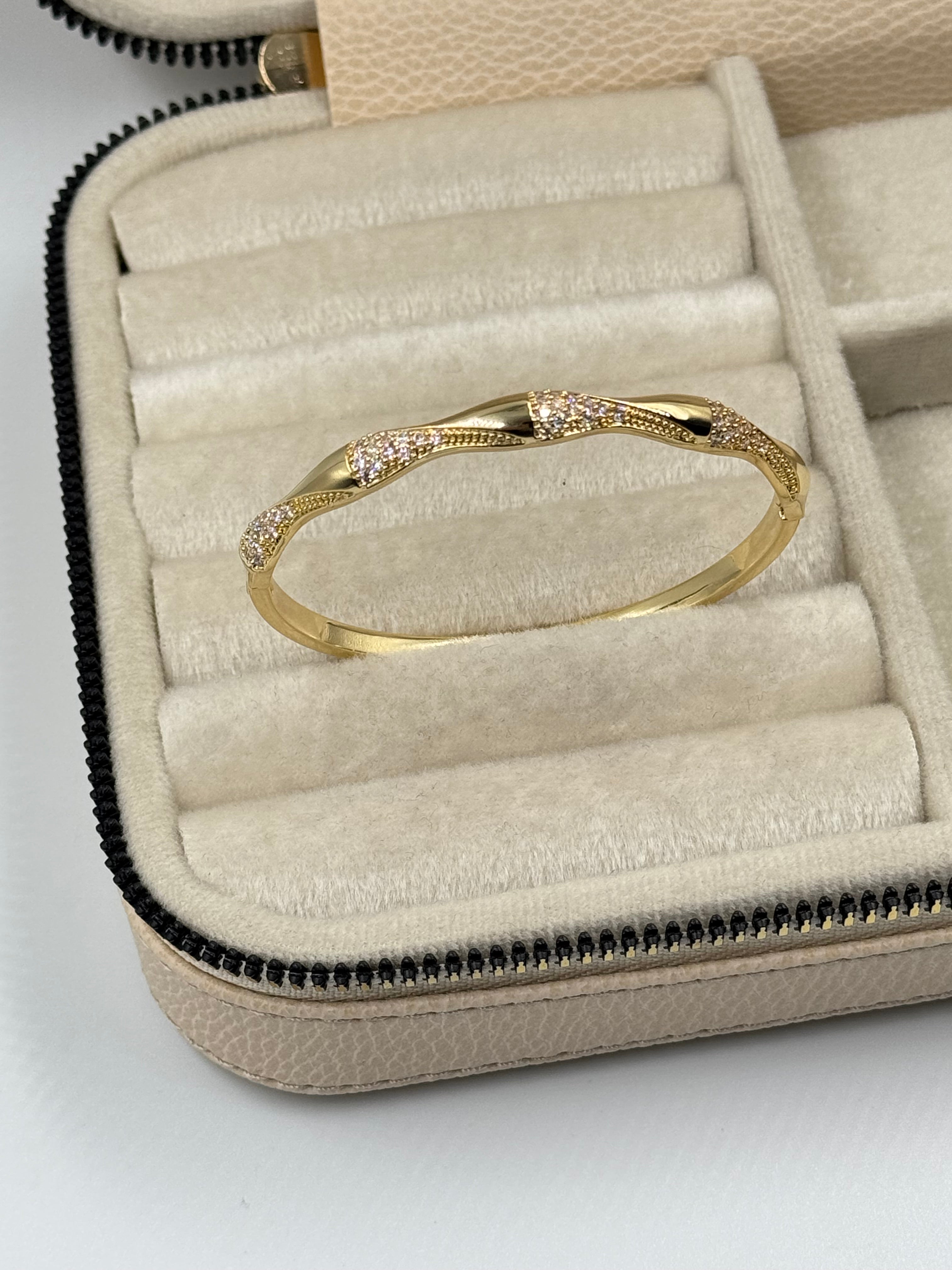 İTHAL TAŞ DETAYLI GOLD KELEPÇE BİLEZİK