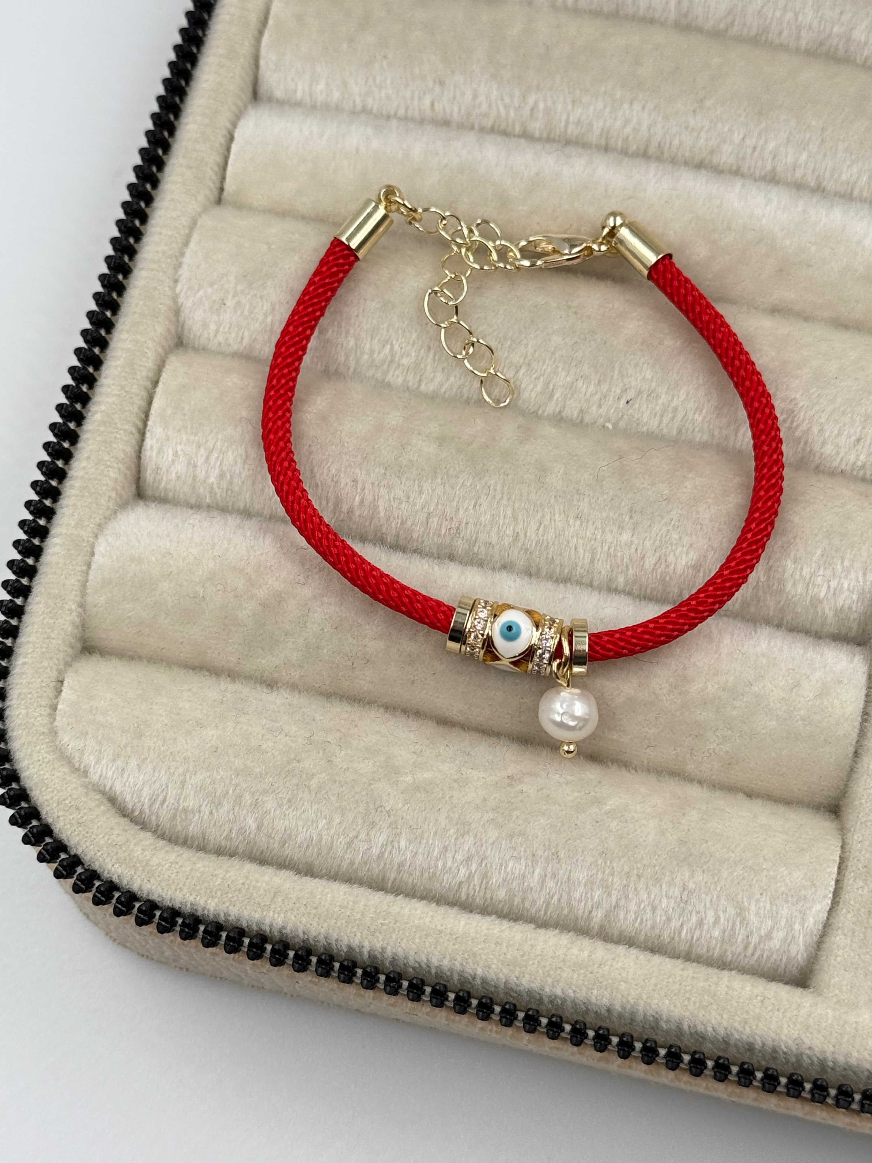 İTHAL NAZAR BONCUKLU İNCİ DETAYLI KIRMIZI İPLİ BİLEKLİK