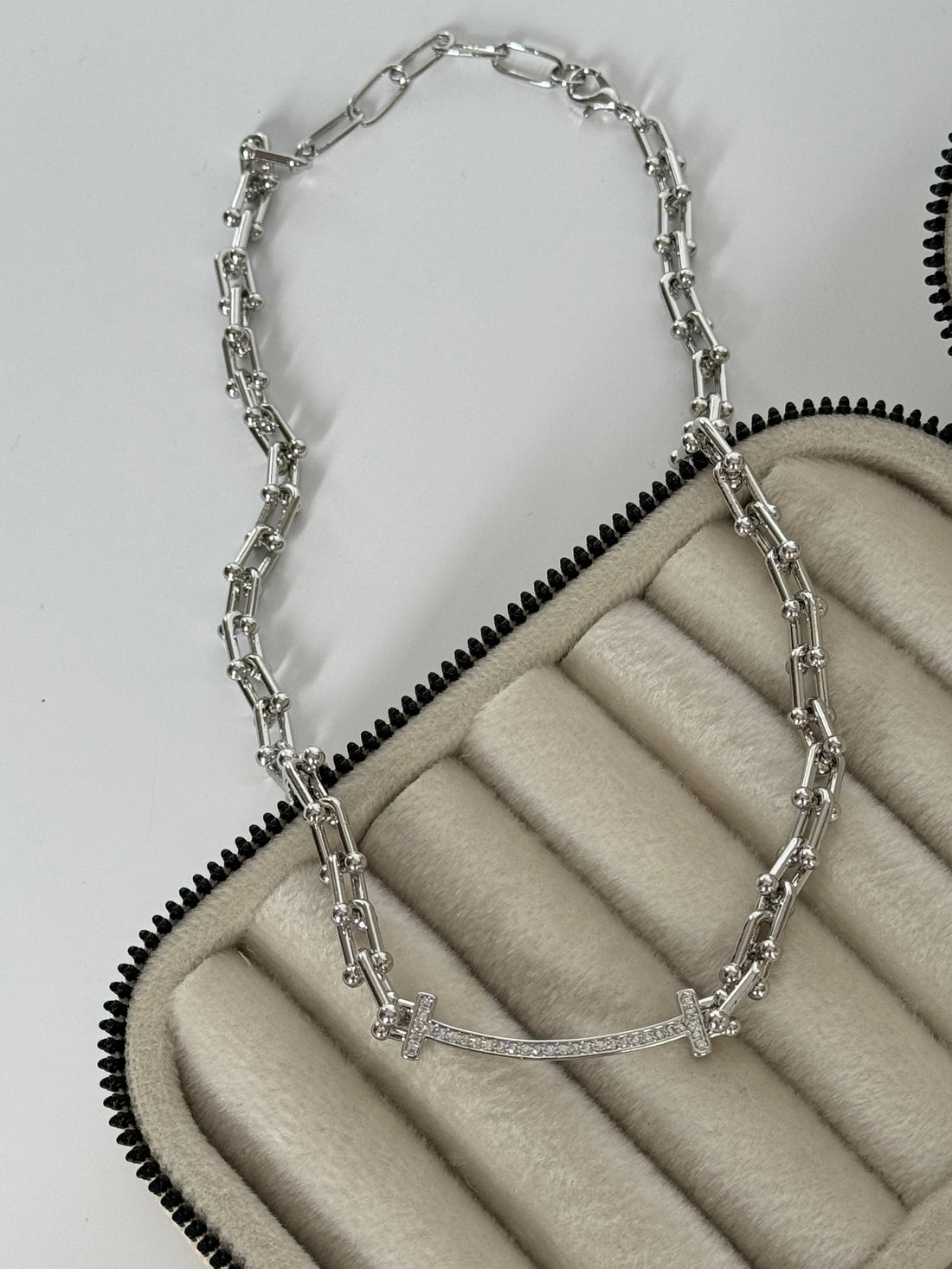 İTHAL DETAYLI ZİNCİR MODEL SİLVER KOLYE