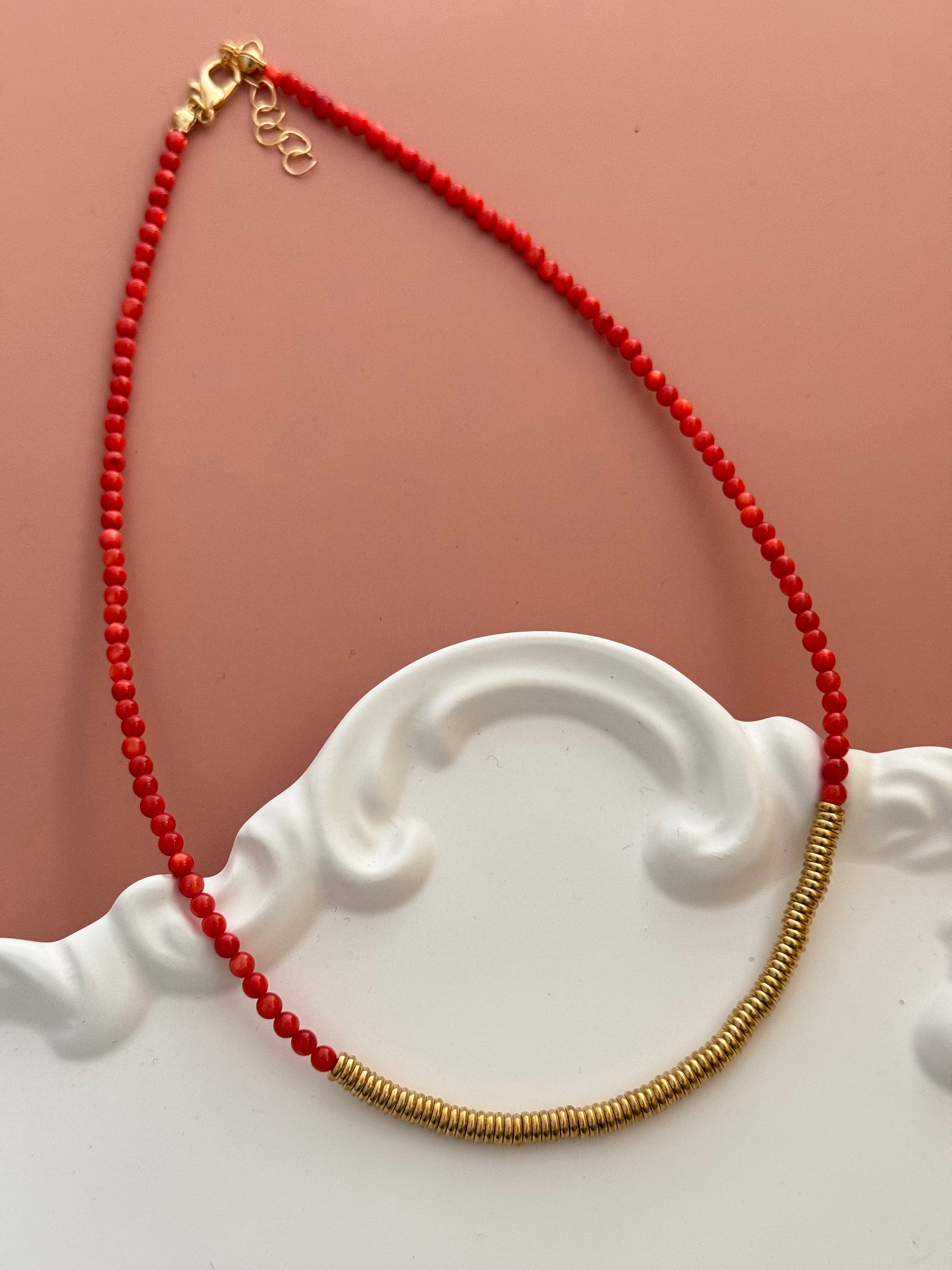 NUA MERCAN DOĞAL TAŞLI ALTIN KAPLAMA DETAYLI KOLYE