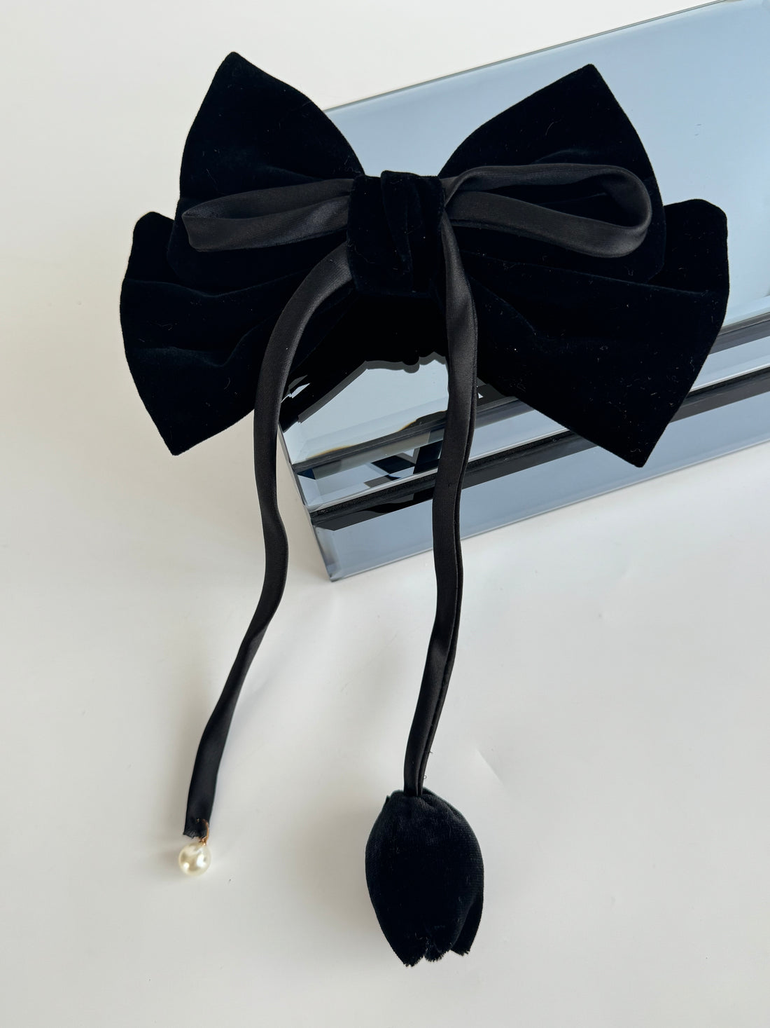 İTHAL TOMURCUK GÜL DETAYLI SİYAH FİYONKLU TOKA