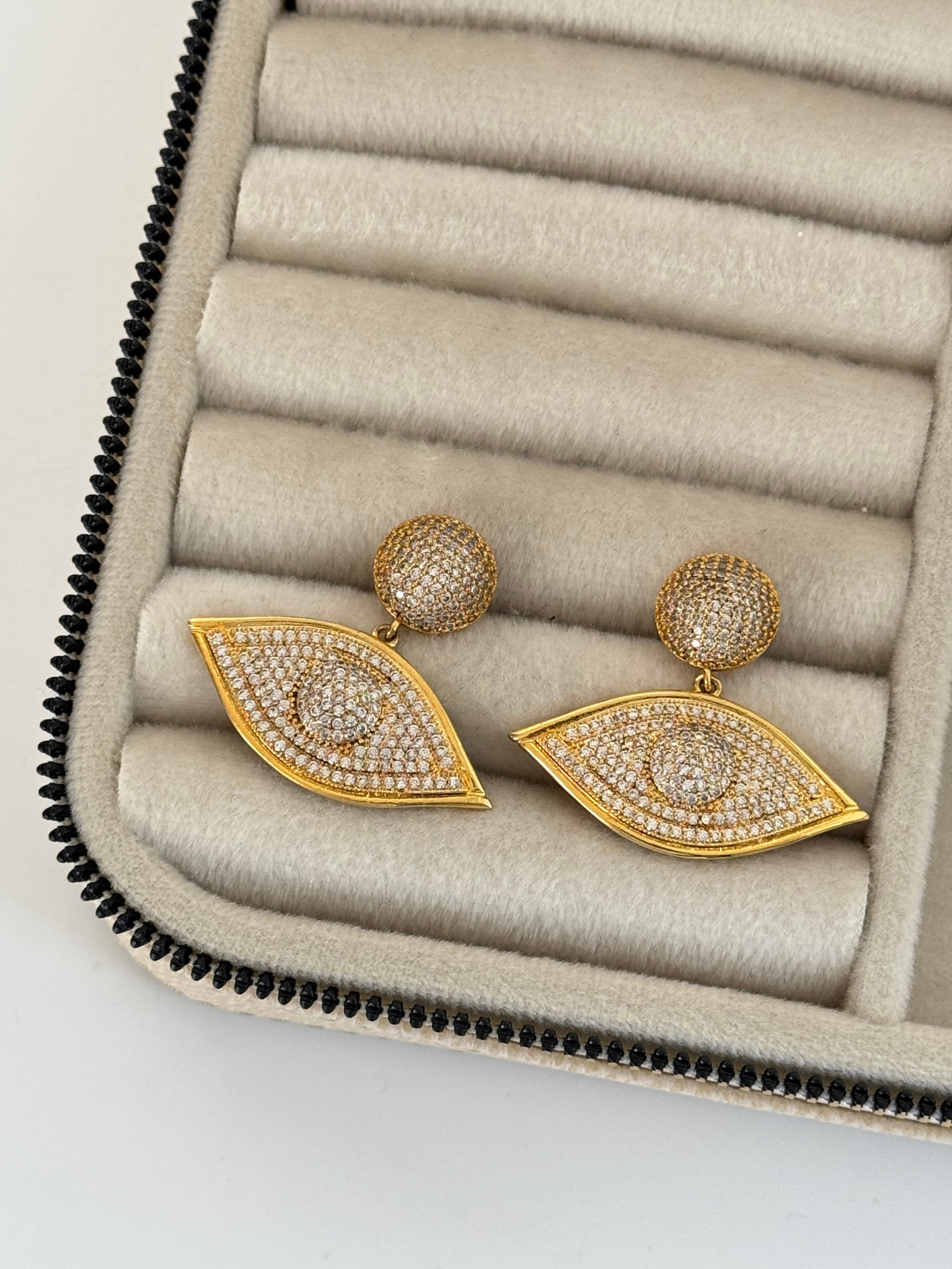 GÖZ DESENLİ TAŞLI ALTIN KAPLAMA KÜPE