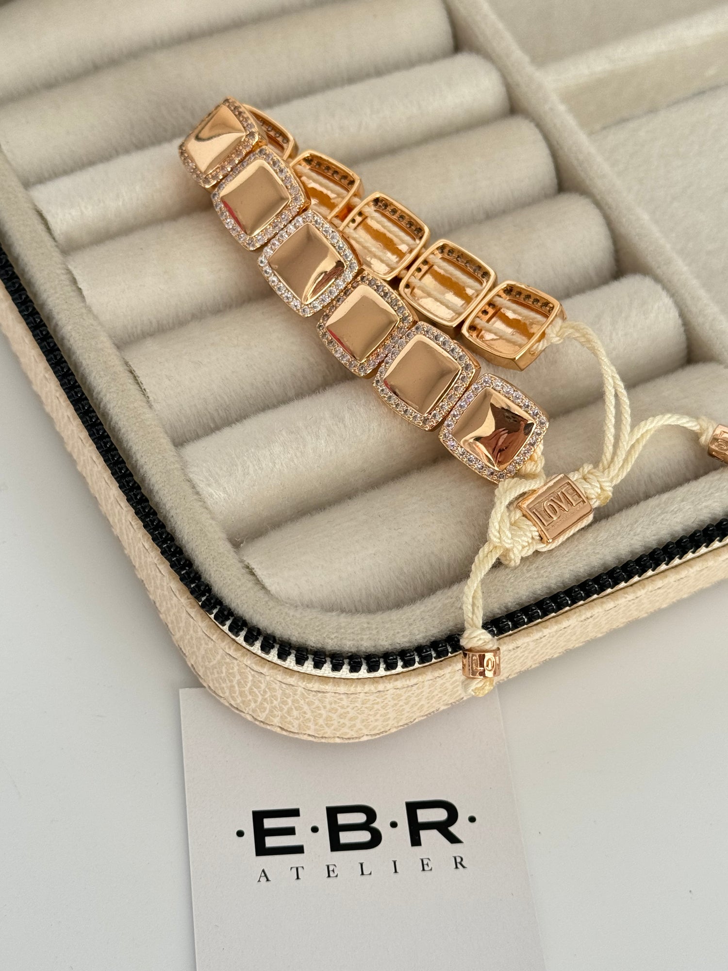 İTHAL KARE TAŞ DETAYLI GOLD BEYAZ İPLİ BİLEKLİK