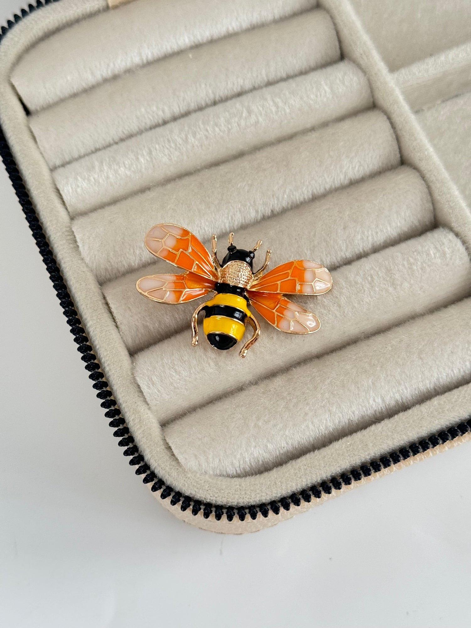 İTHAL ARI DETAYLI BROŞ