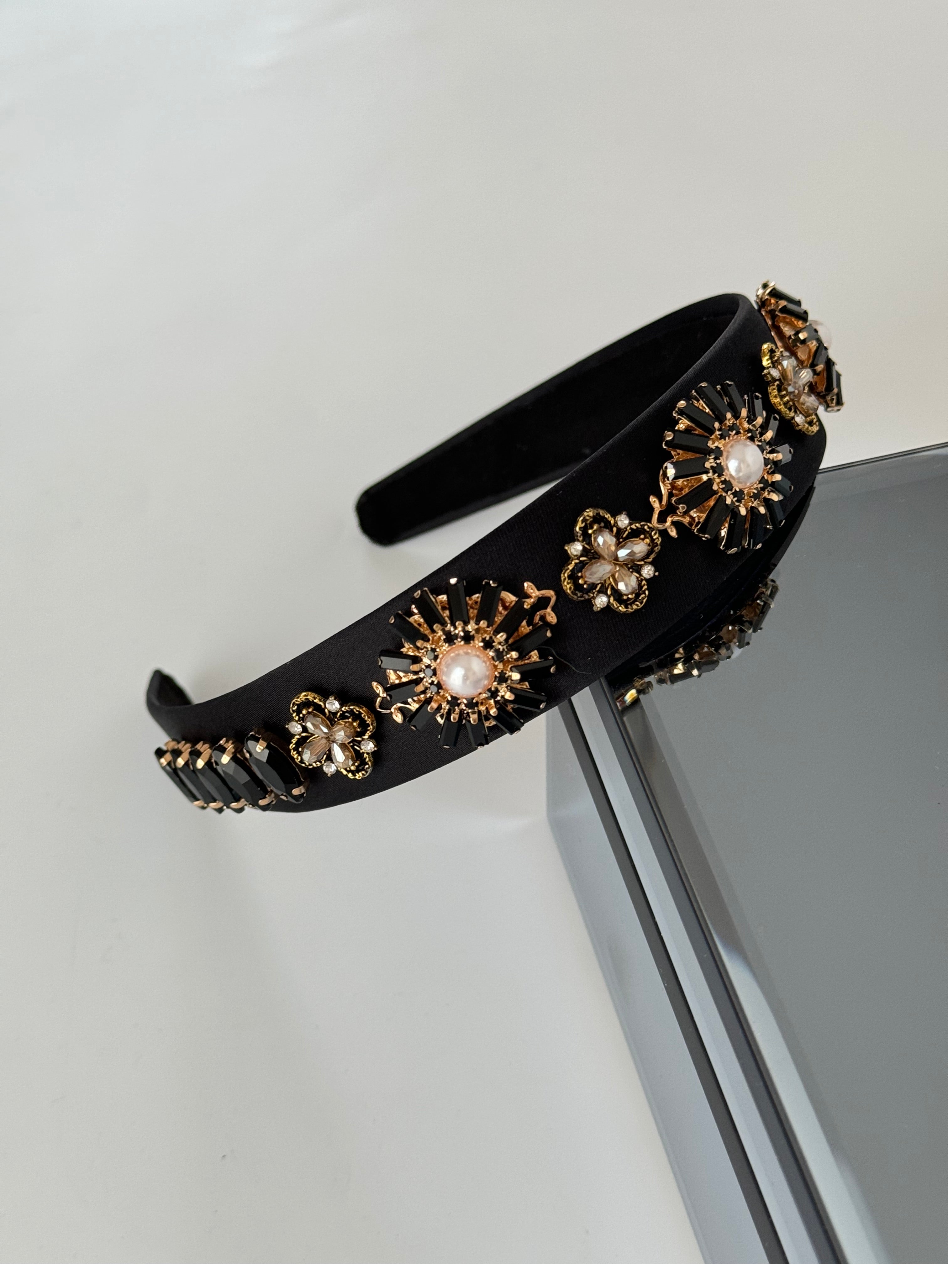 İTHAL TAŞLI ÇİÇEK DETAYLI SİYAH TAÇ