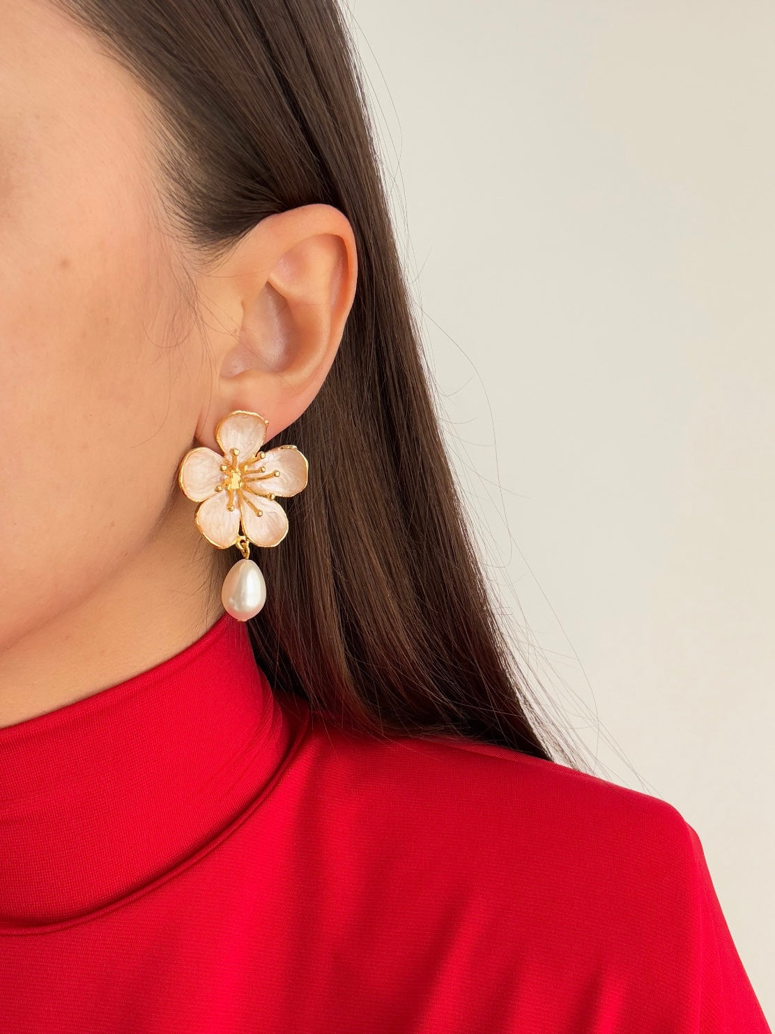 MENEKŞE MODEL İNCİ DETAYLI KREM ALTIN KAPLAMA KÜPE