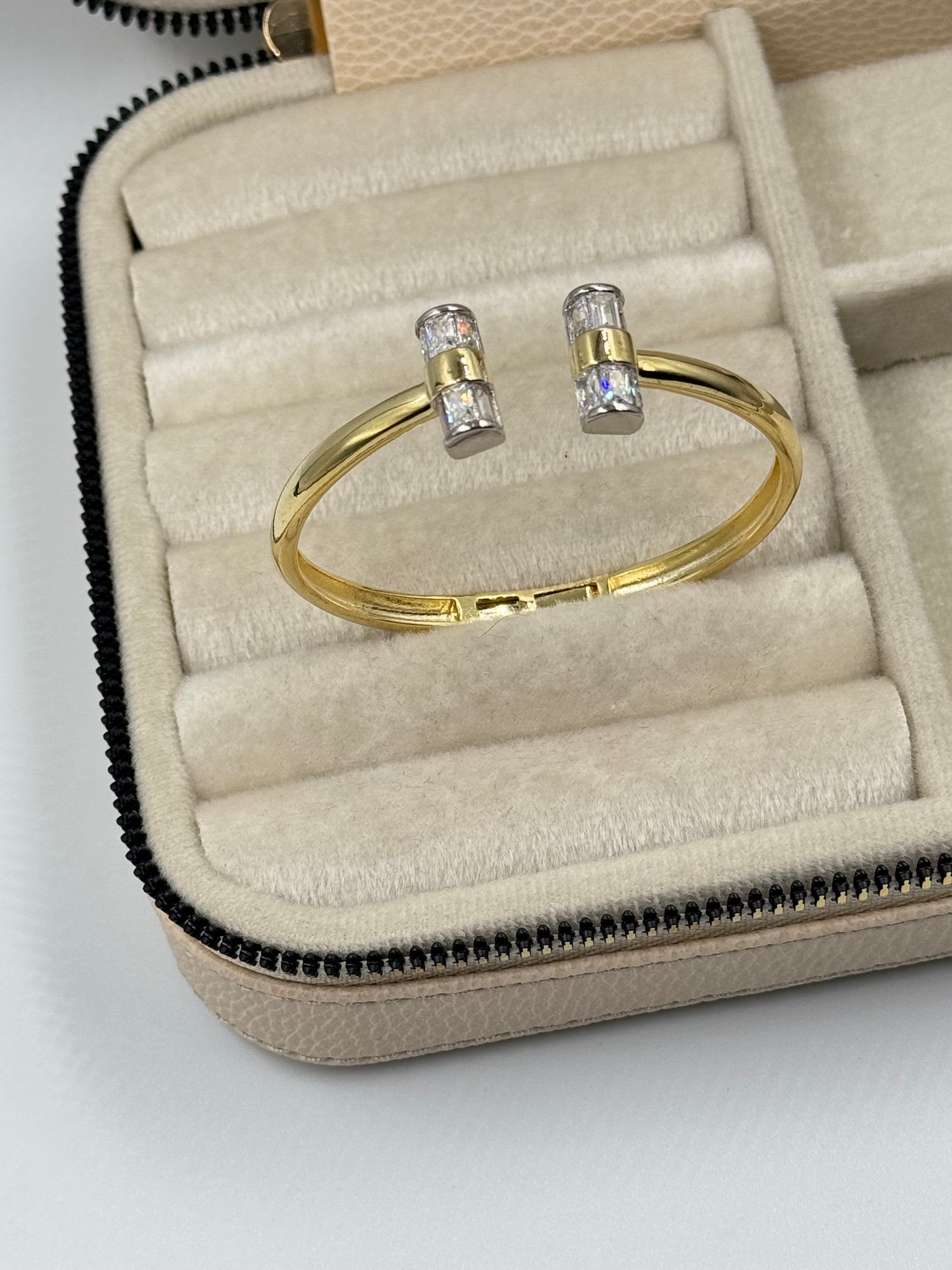 İTHAL TAŞ DETAYLI MARKA MODEL GOLD KELEPÇE BİLEZİK