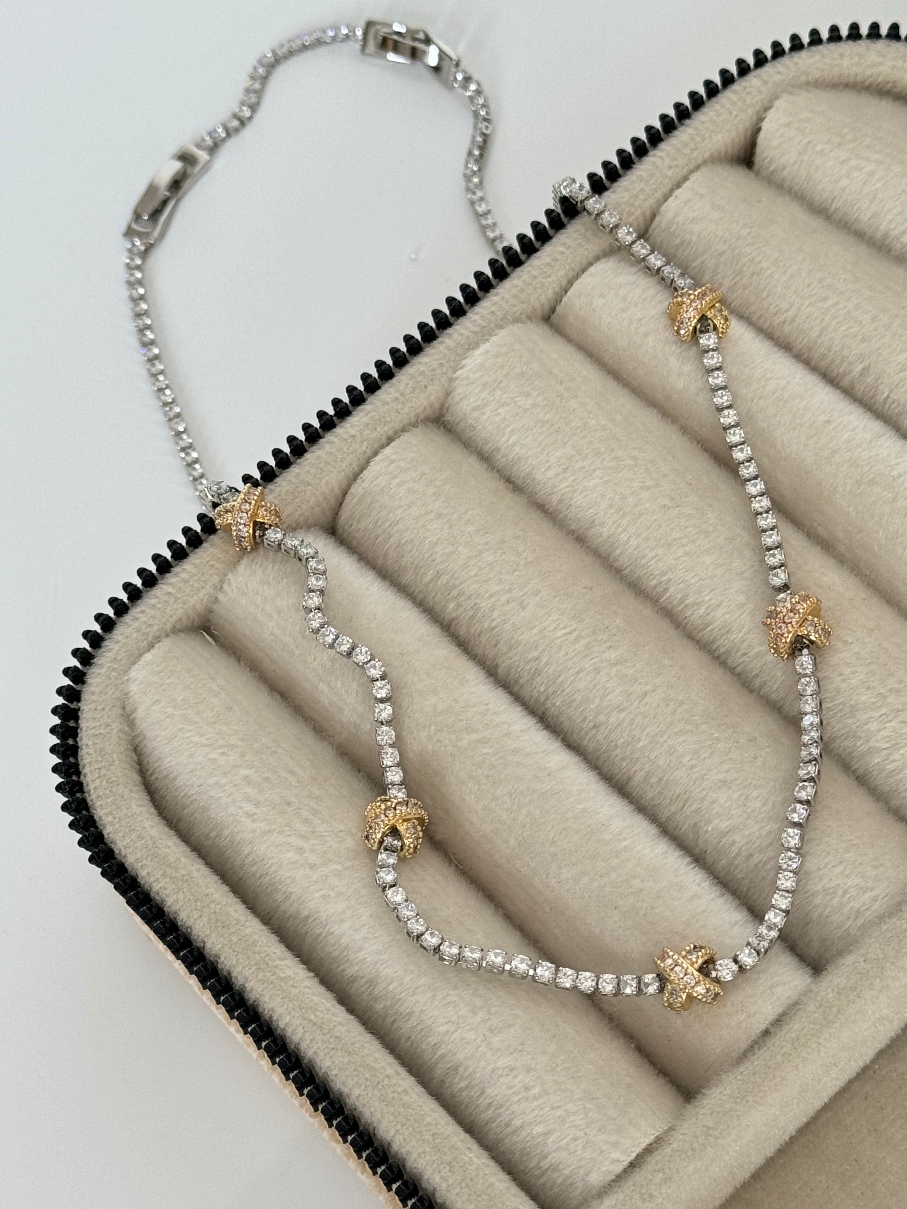 İTHAL ZİRKON TAŞLI ÇARPI DETAYLI SİLVER SU YOLU KOLYE