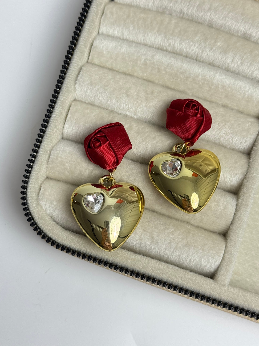 İTHAL GÜL DETAYLI KALPLİ MARLA MODEL KÜPE