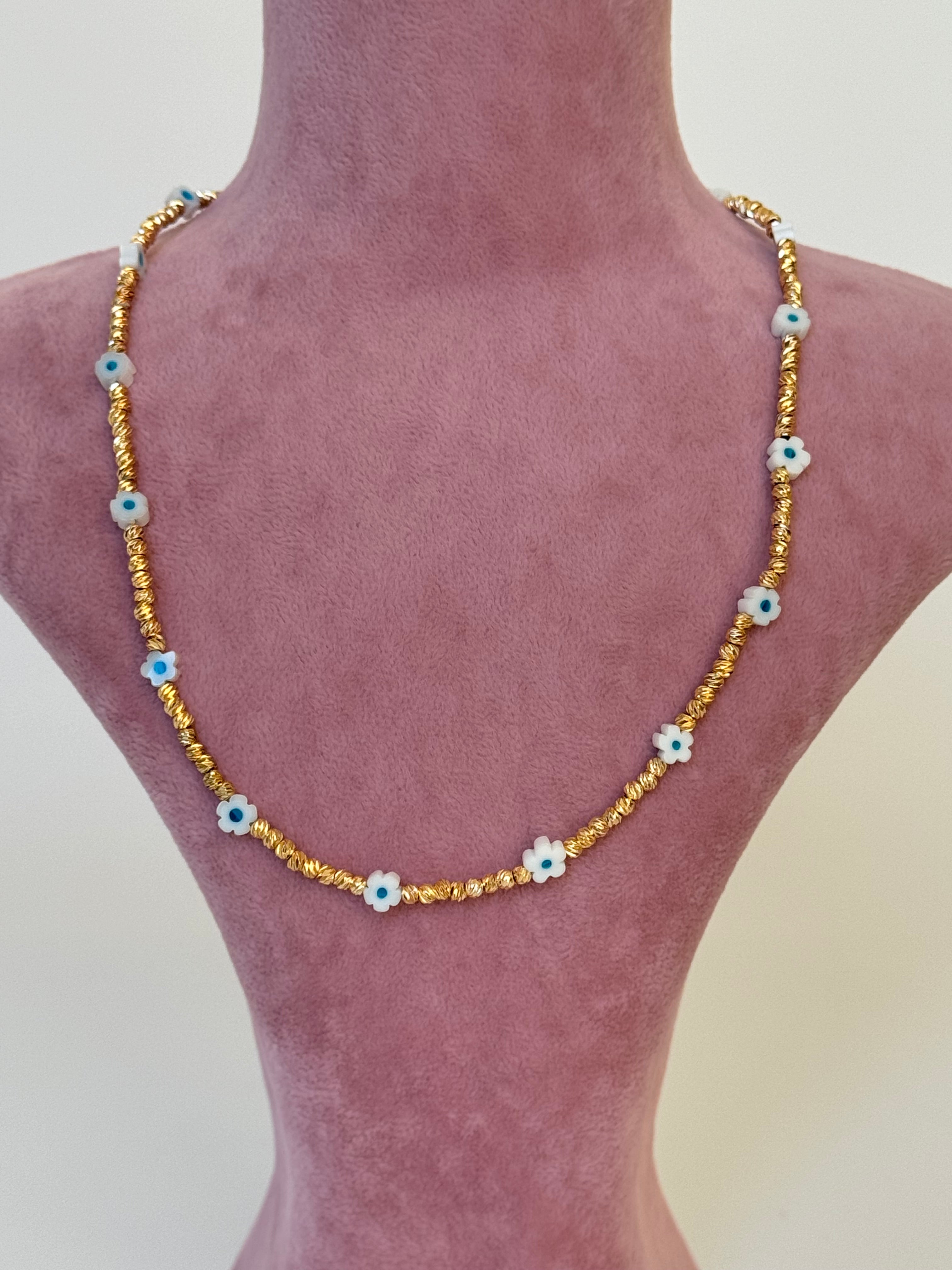 NAVİ BEYAZ ÇİÇEKLİ ALTIN KAPLAMA DETAYLI KOLYE