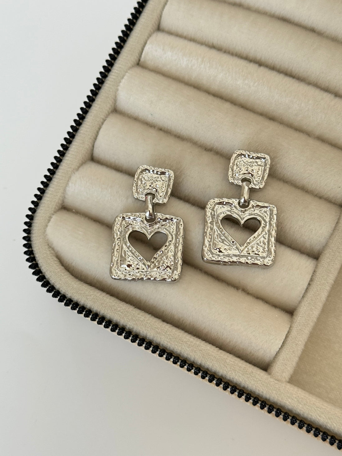 İTHAL KALP DETAYLI SİLVER KÜPE