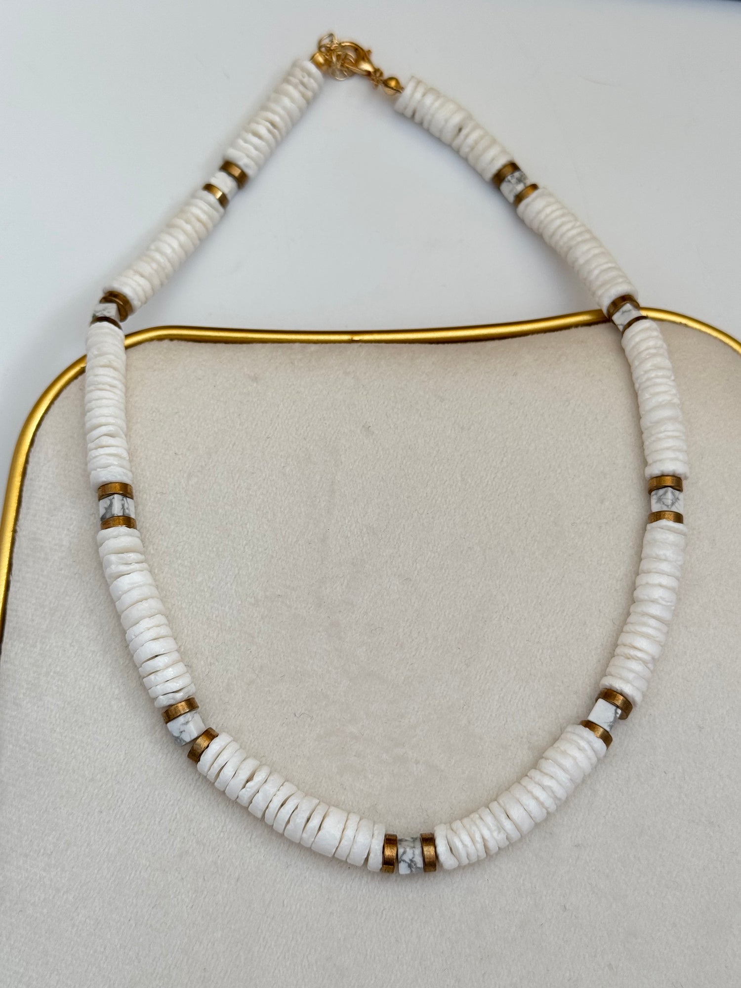 NİVA DOĞAL TAŞ DETAYLI GERÇEK SEDEF TAŞLI ALTIN KAPLAMA DETAYLI KOLYE