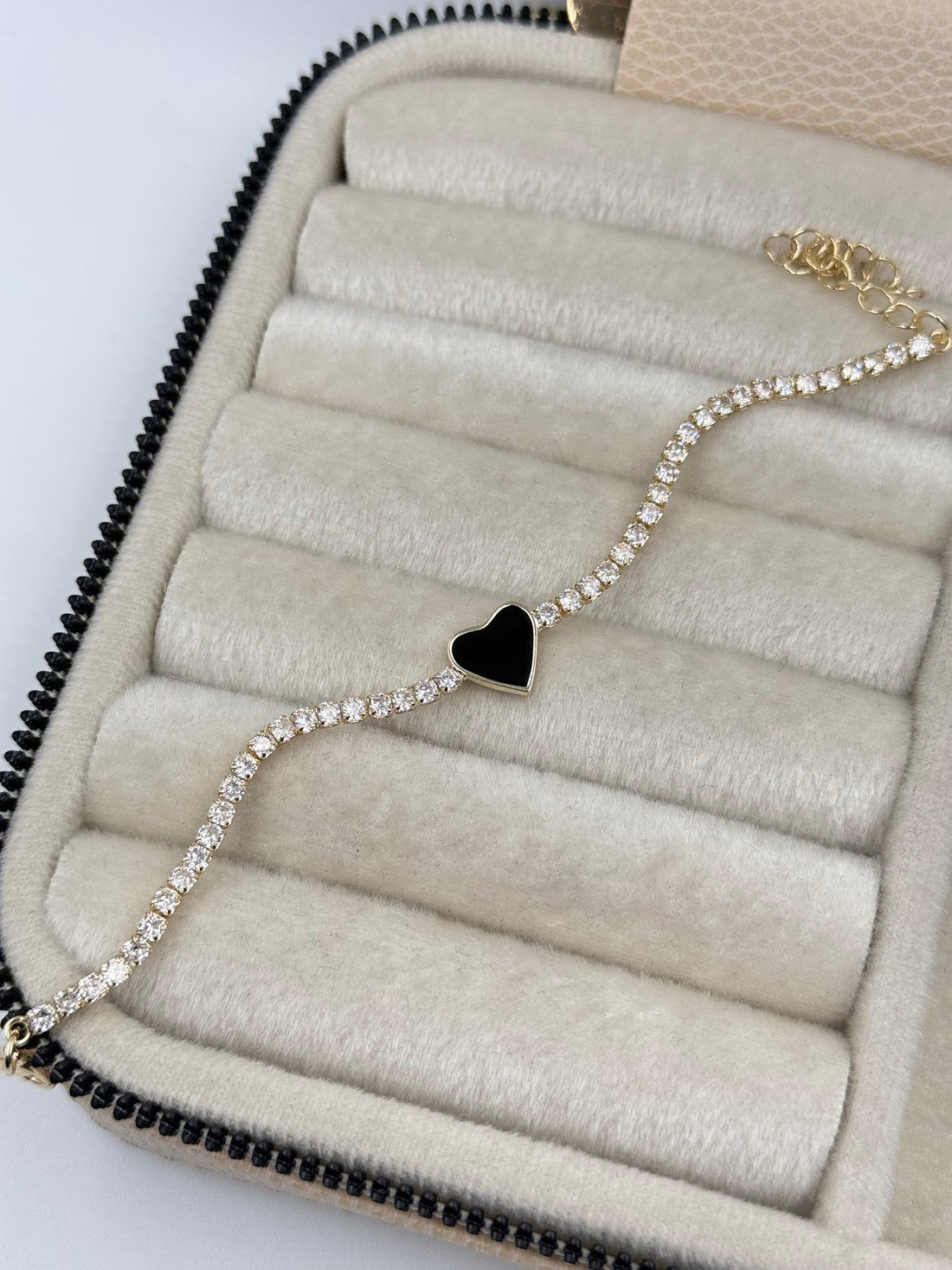 İTHAL KALP DETAYLI ZİRKON TAŞLI BİLEKLİK