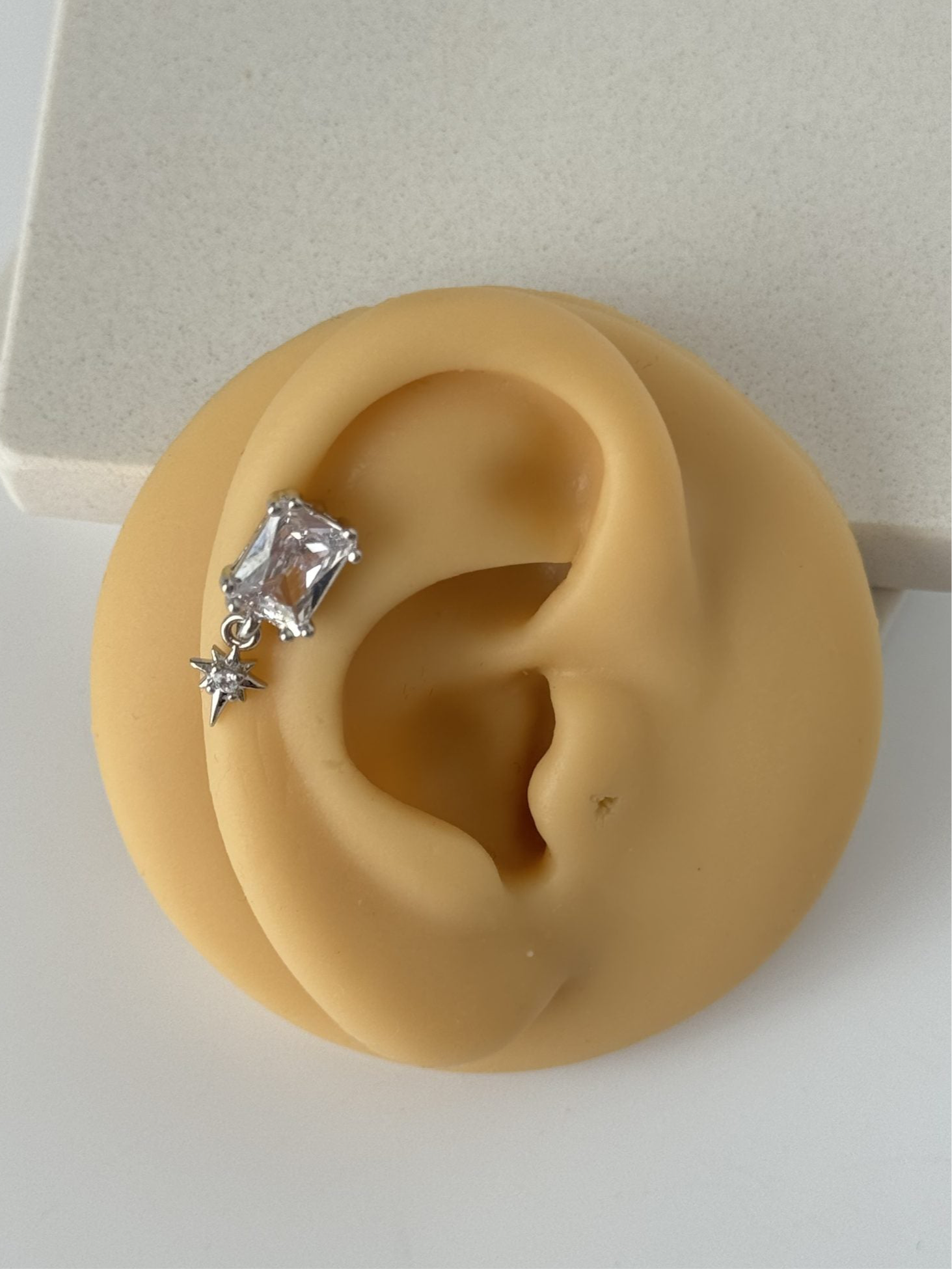 KUZEY YILDIZI DETAYLI BAGET TAŞLI TRAGUS PİERCİNG