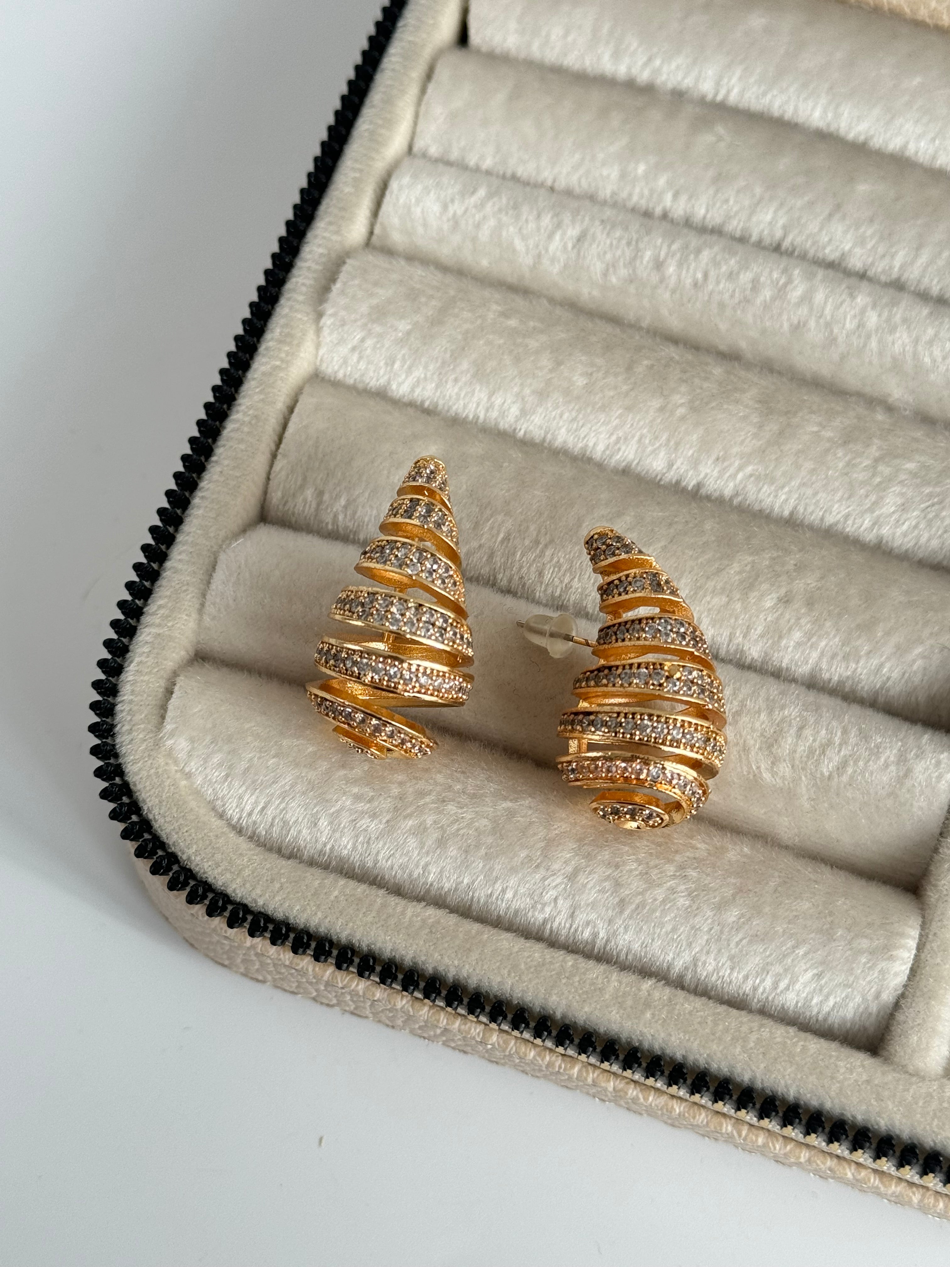 İTHAL TAŞLI MARKA MODEL DAMLA DETAYLI GOLD KÜPE