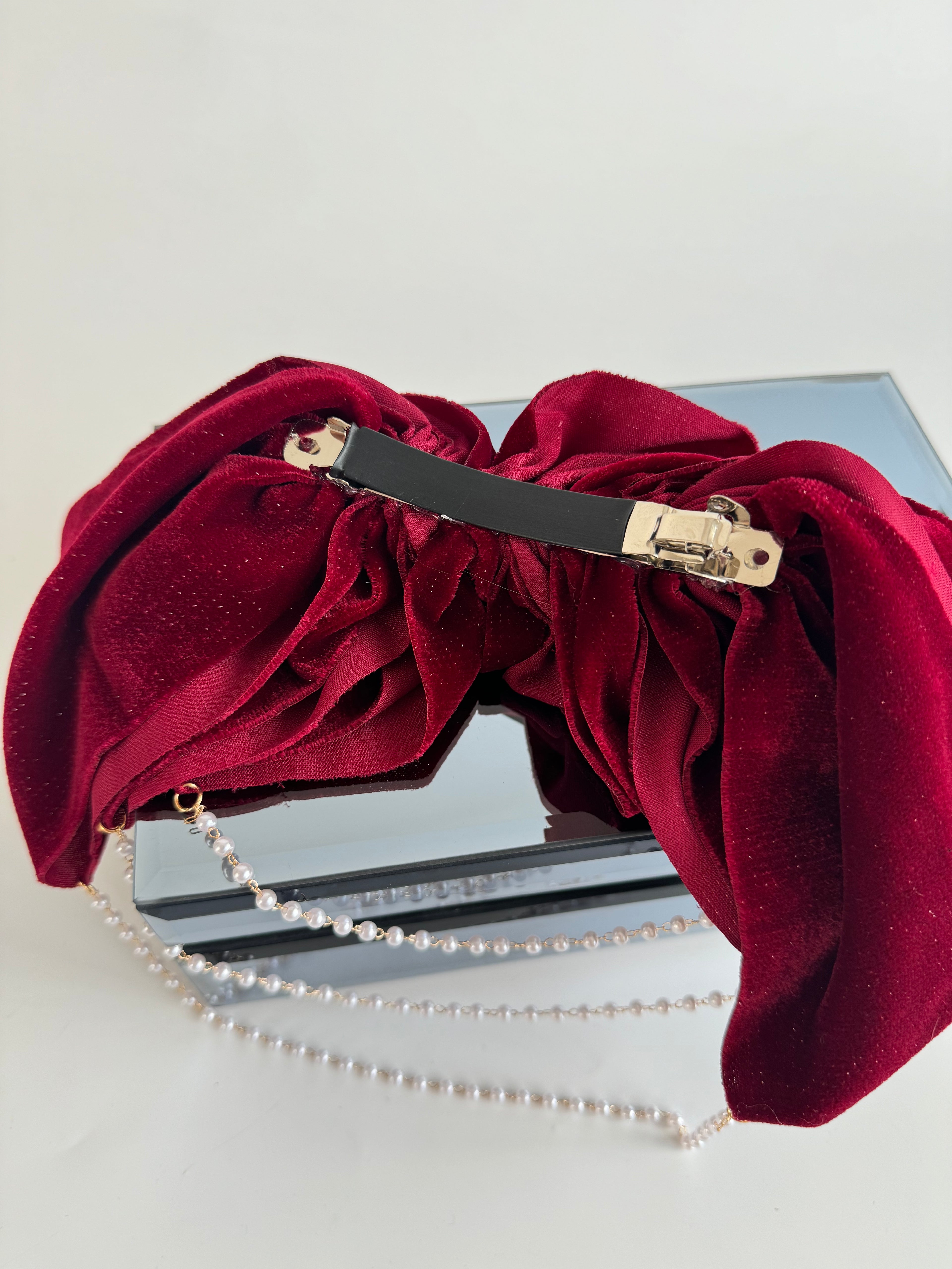 İTHAL KIRMIZI KADİFE SALLANTILI İNCİ DETAYLI TOKA