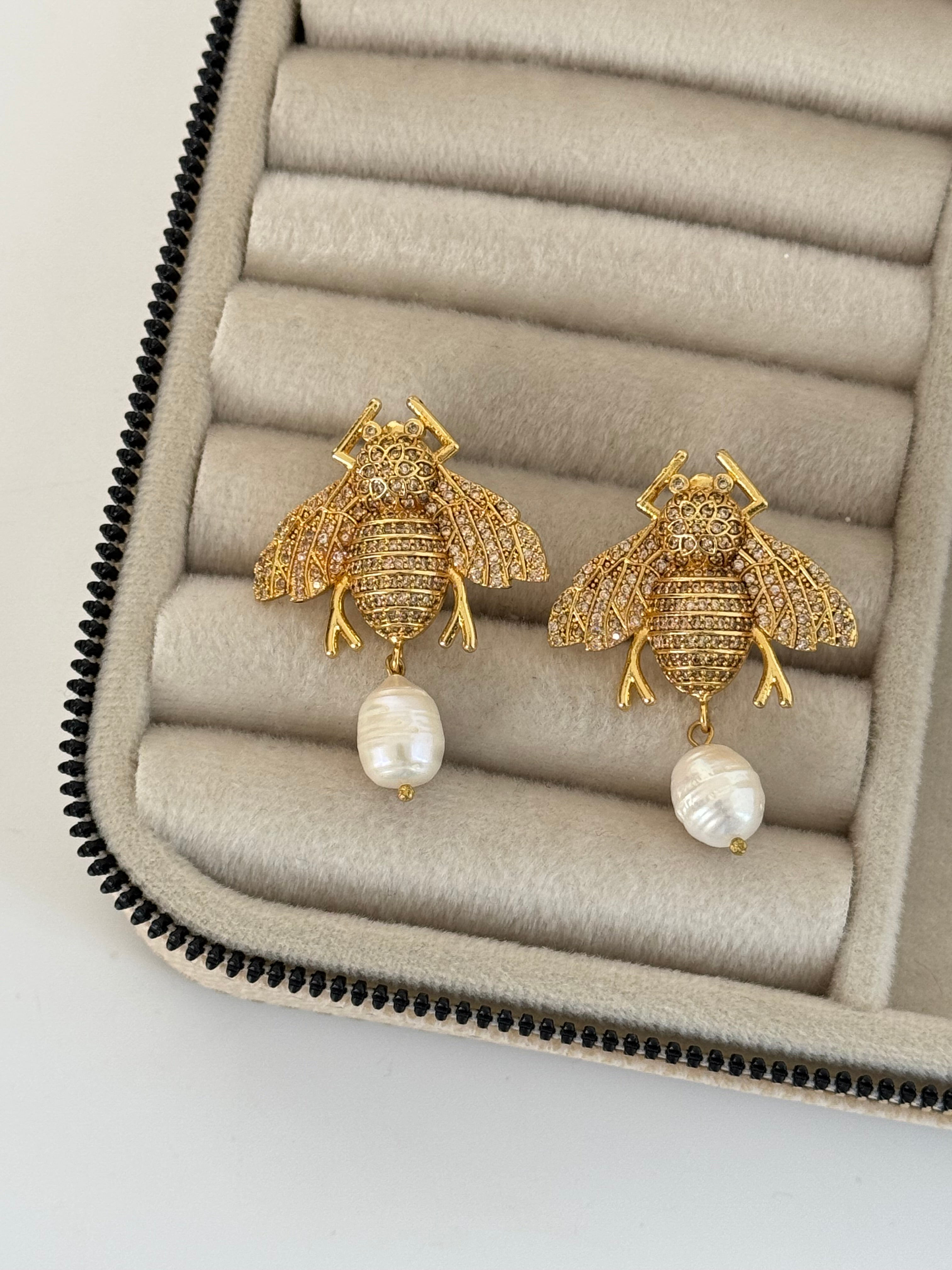 ARILI İNCİ DETAYLI ALTIN KAPLAMA KÜPE