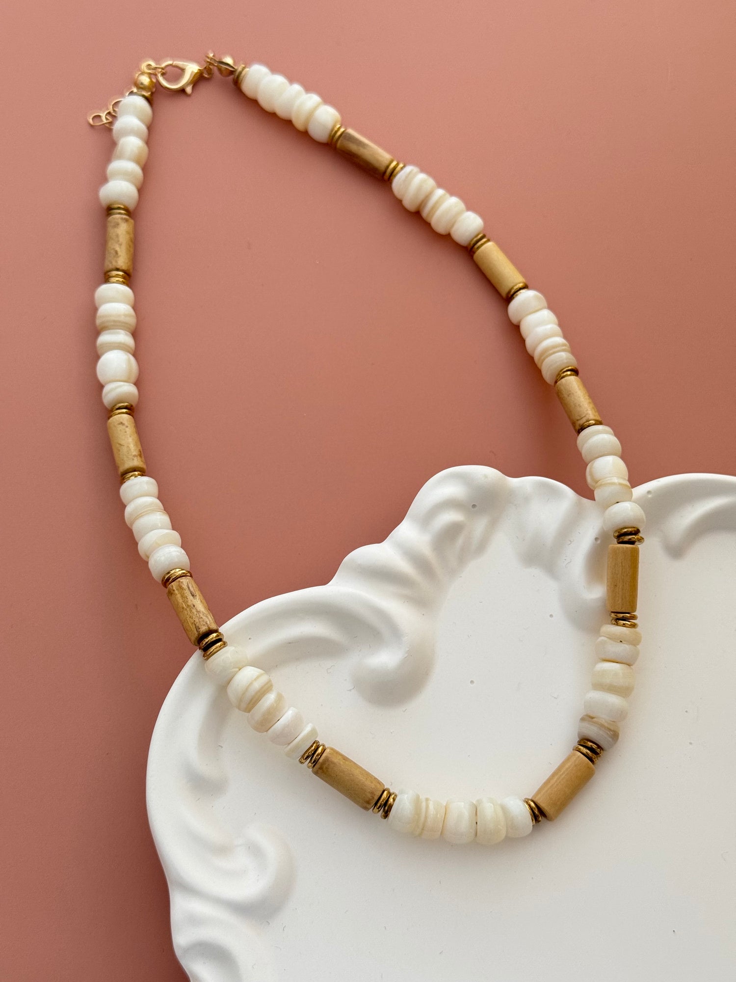 ELARİA BEYAZ DOĞAL TAŞLI KREM AHŞAP BONCUK DETAYLI KOLYE