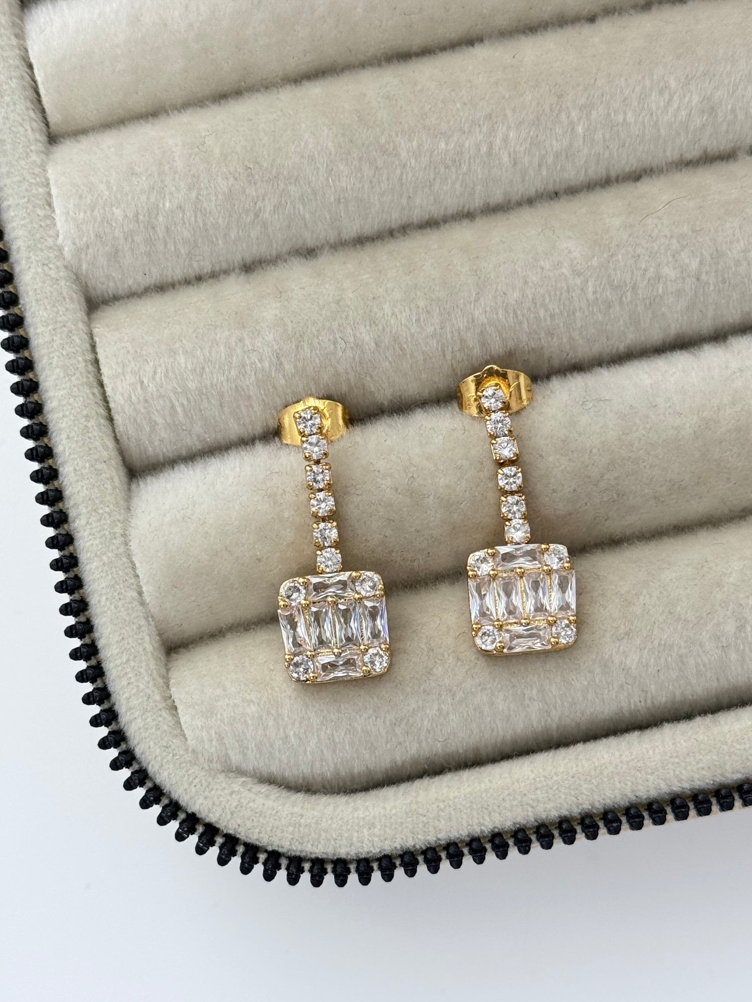 İTHAL BAGET TAŞLI GOLD KÜPE