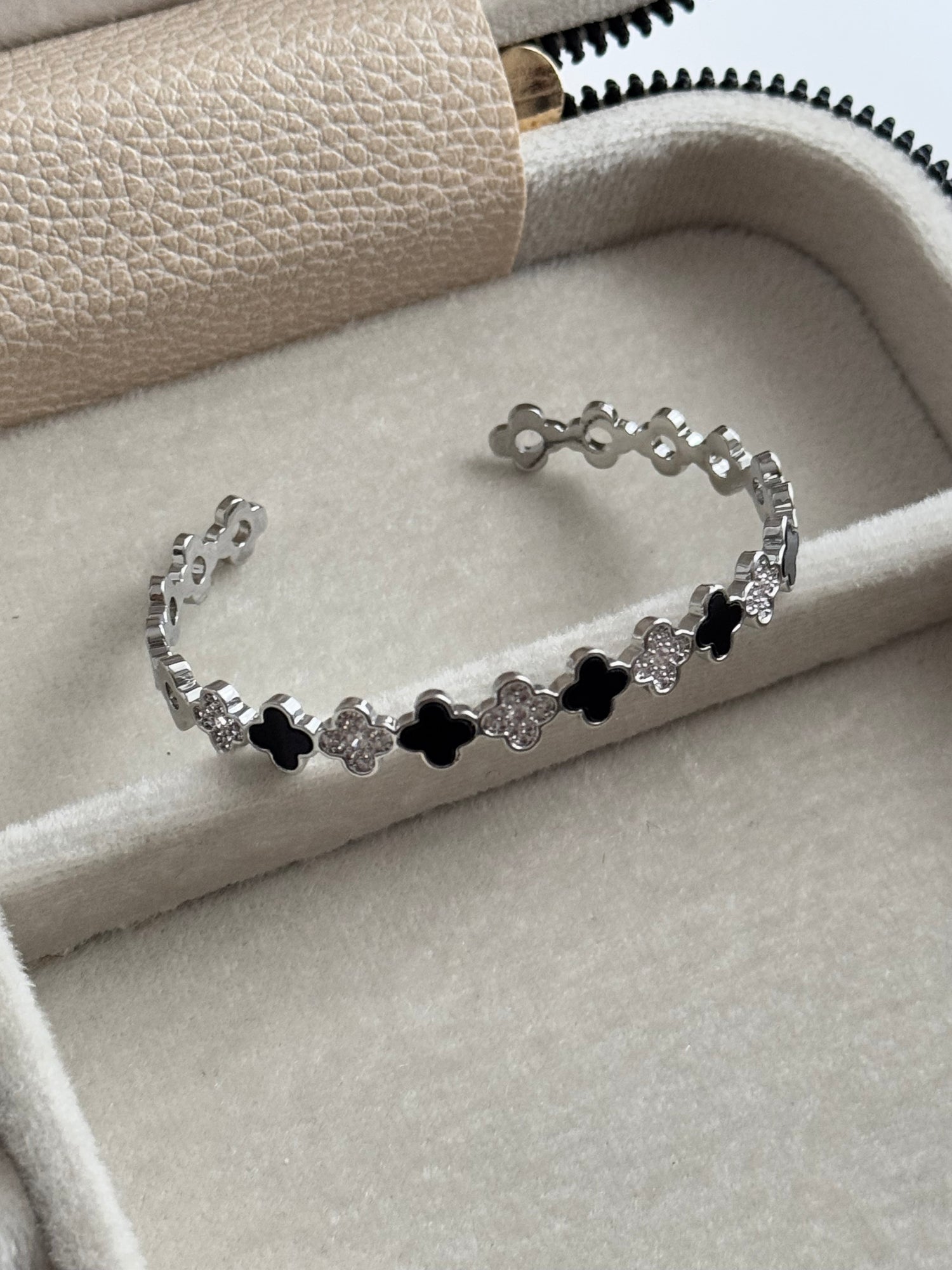 İTHAL YONCA DETAYLI SİLVER AYARLANABİLİR KELEPÇE BİLEZİK