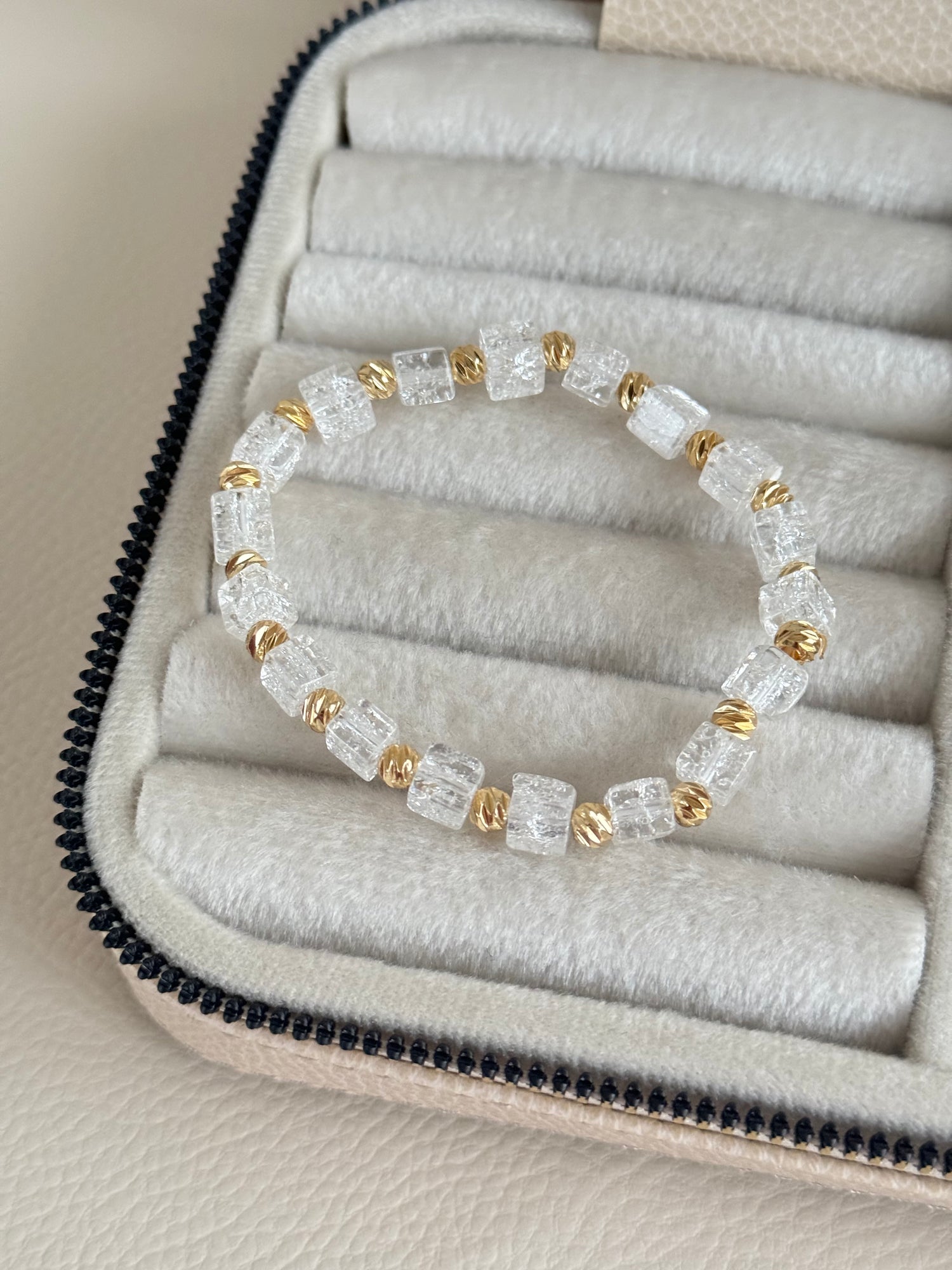 KRİSTAL CAM BONCUKLU ALTIN KAPLAMA DORİKA DETAYLI BİLEKLİK