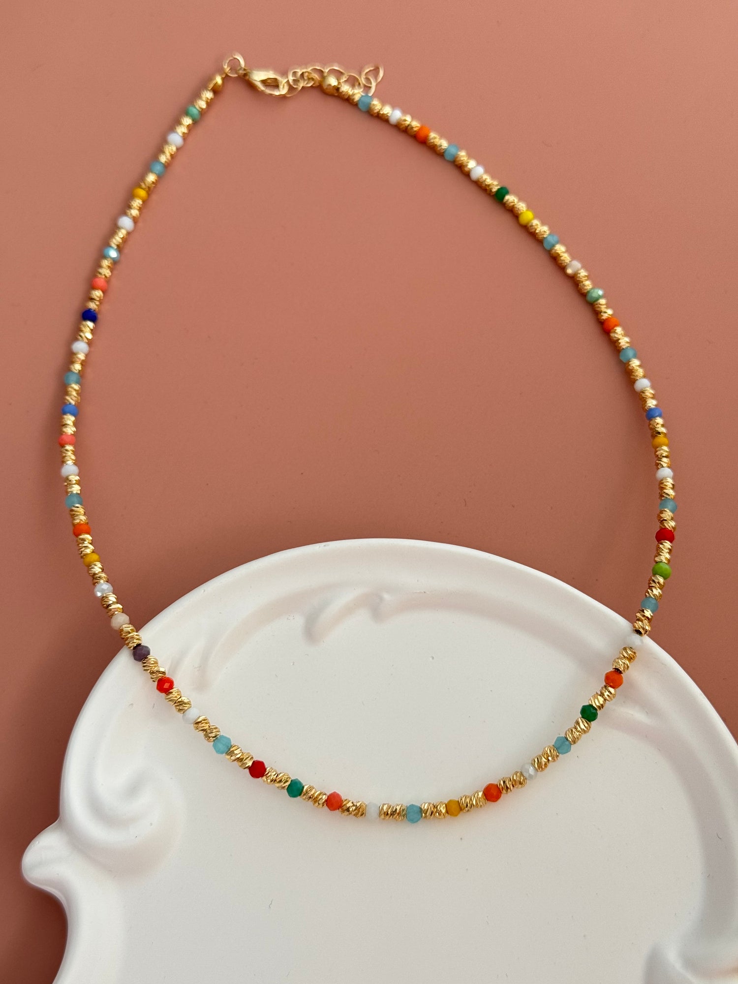 ORİN RENKLİ BONCUKLU ALTIN KAPLAMA DETAYLI KOLYE