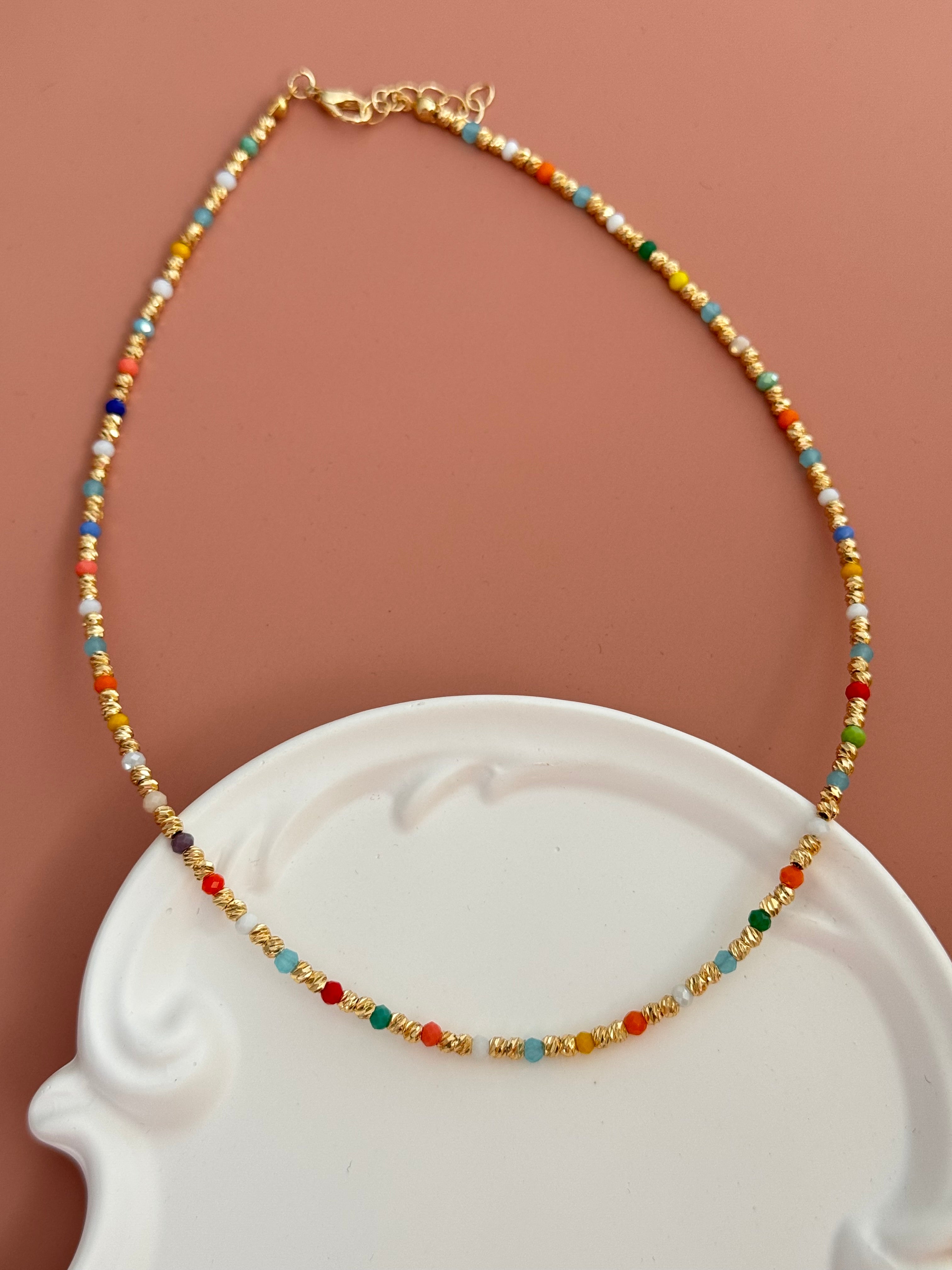 ORİN RENKLİ BONCUKLU ALTIN KAPLAMA DETAYLI KOLYE