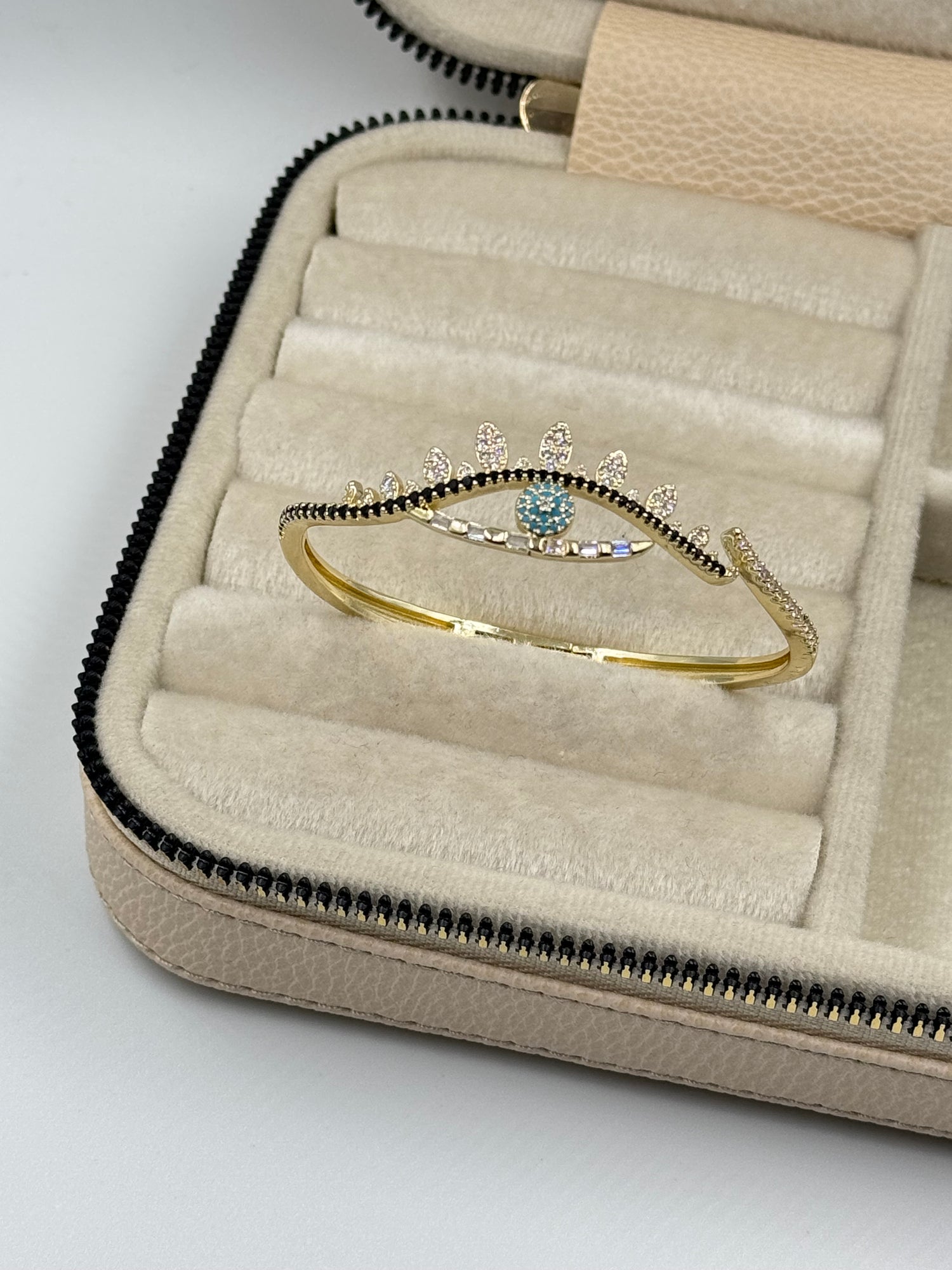 İTHAL GÖZ DETAYLI KELEPÇE BİLEZİK