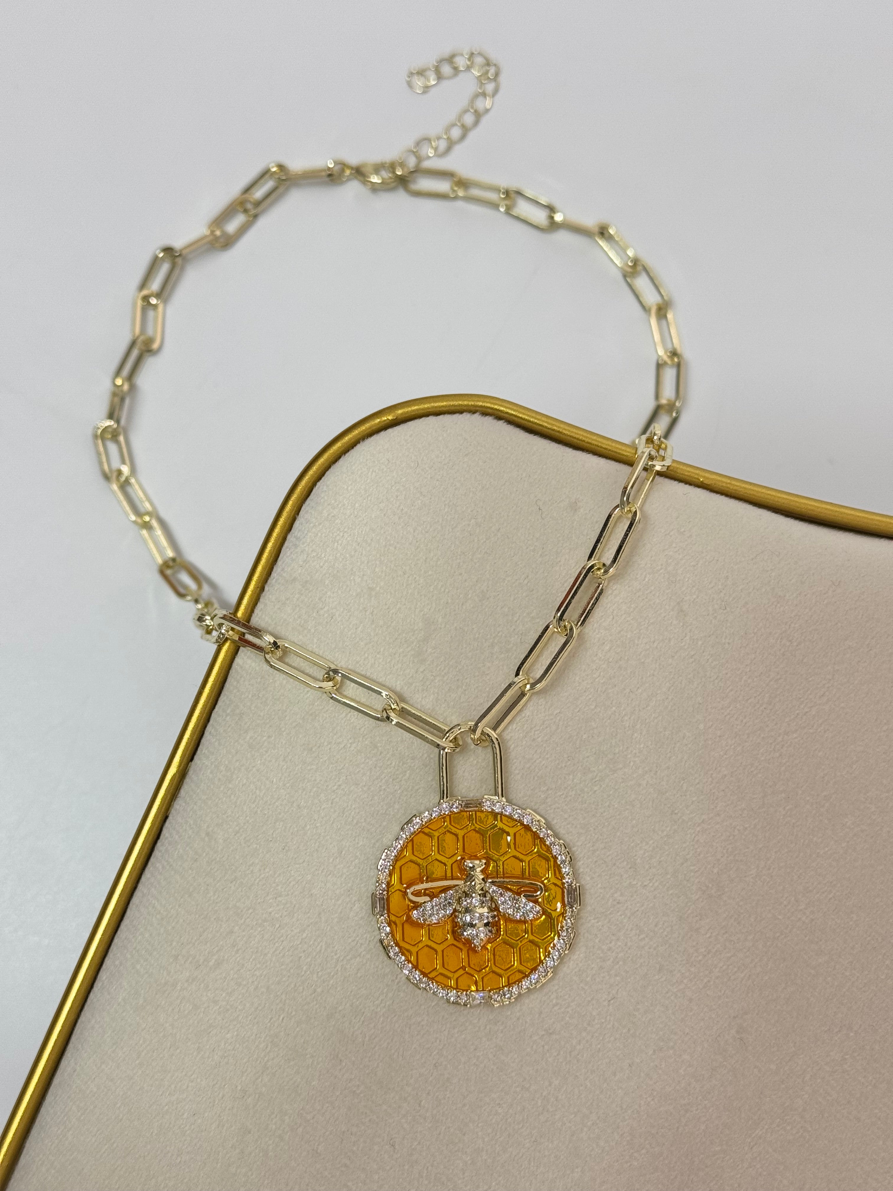 İTHAL TURUNCU MİNELİ ARI DETAYLI GOLD KOLYE