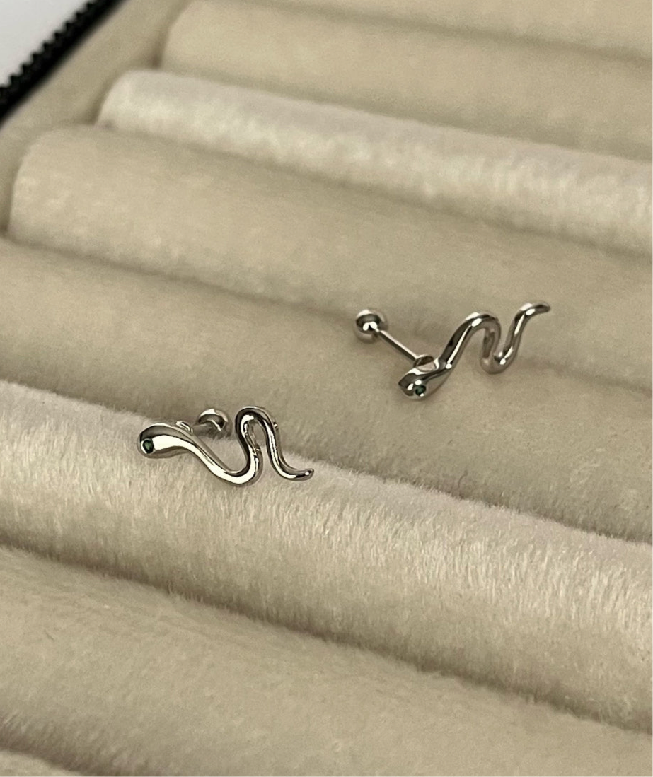 YILAN DETAYLI İTHAL SİLVER TRAGUS PİERCİNG