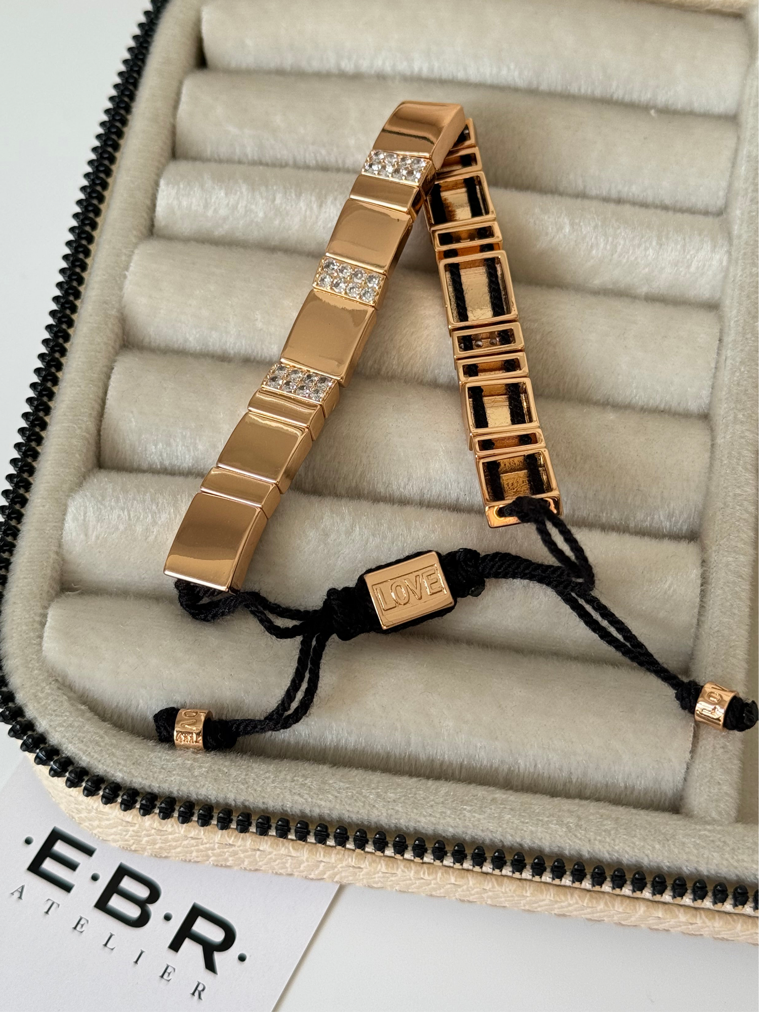 İTHAL TAŞ DETAYLI GOLD SİYAH İPLİ BİLEKLİK