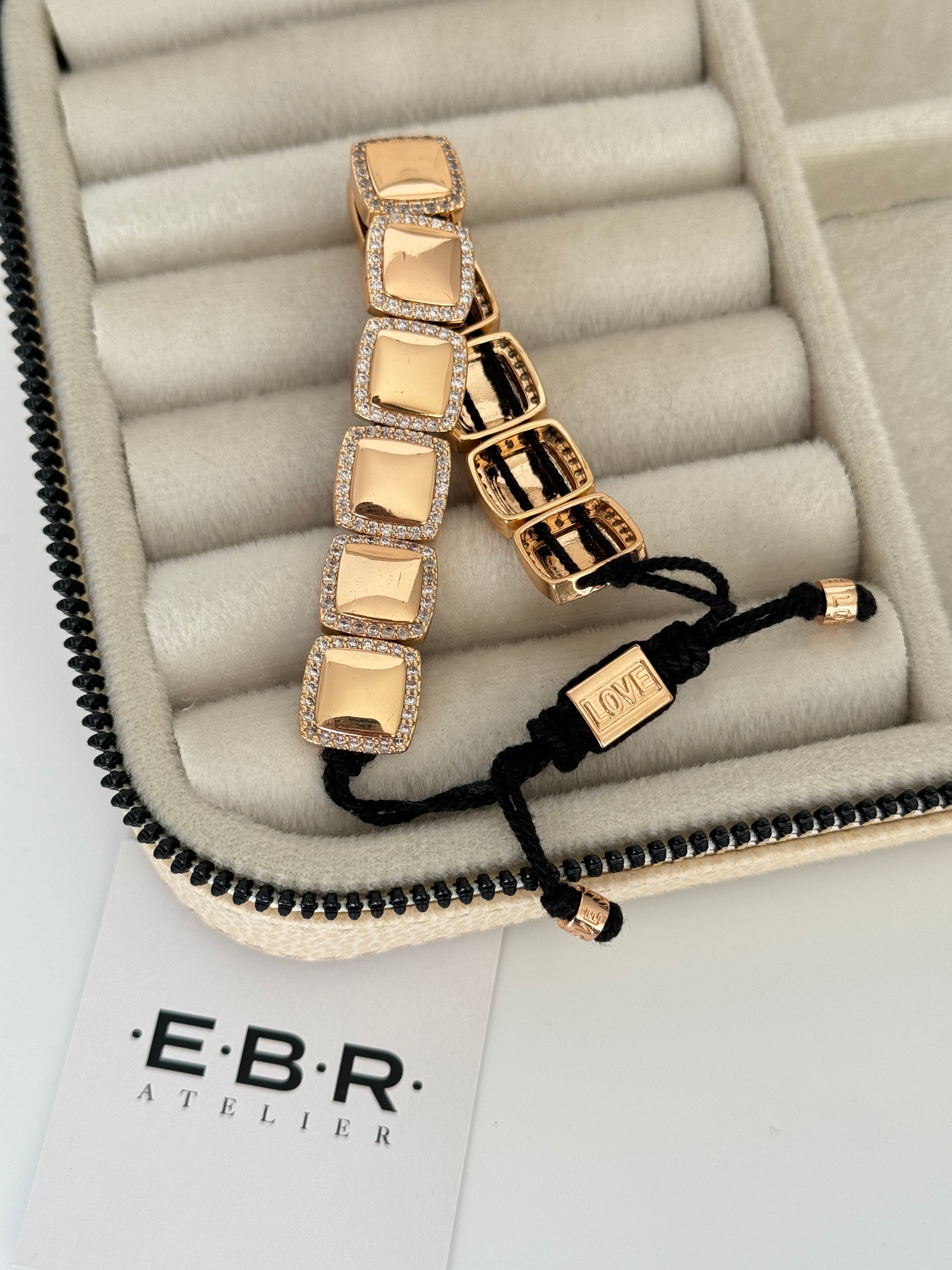 İTHAL KARE TAŞ DETAYLI GOLD SİYAH İPLİ BİLEKLİK