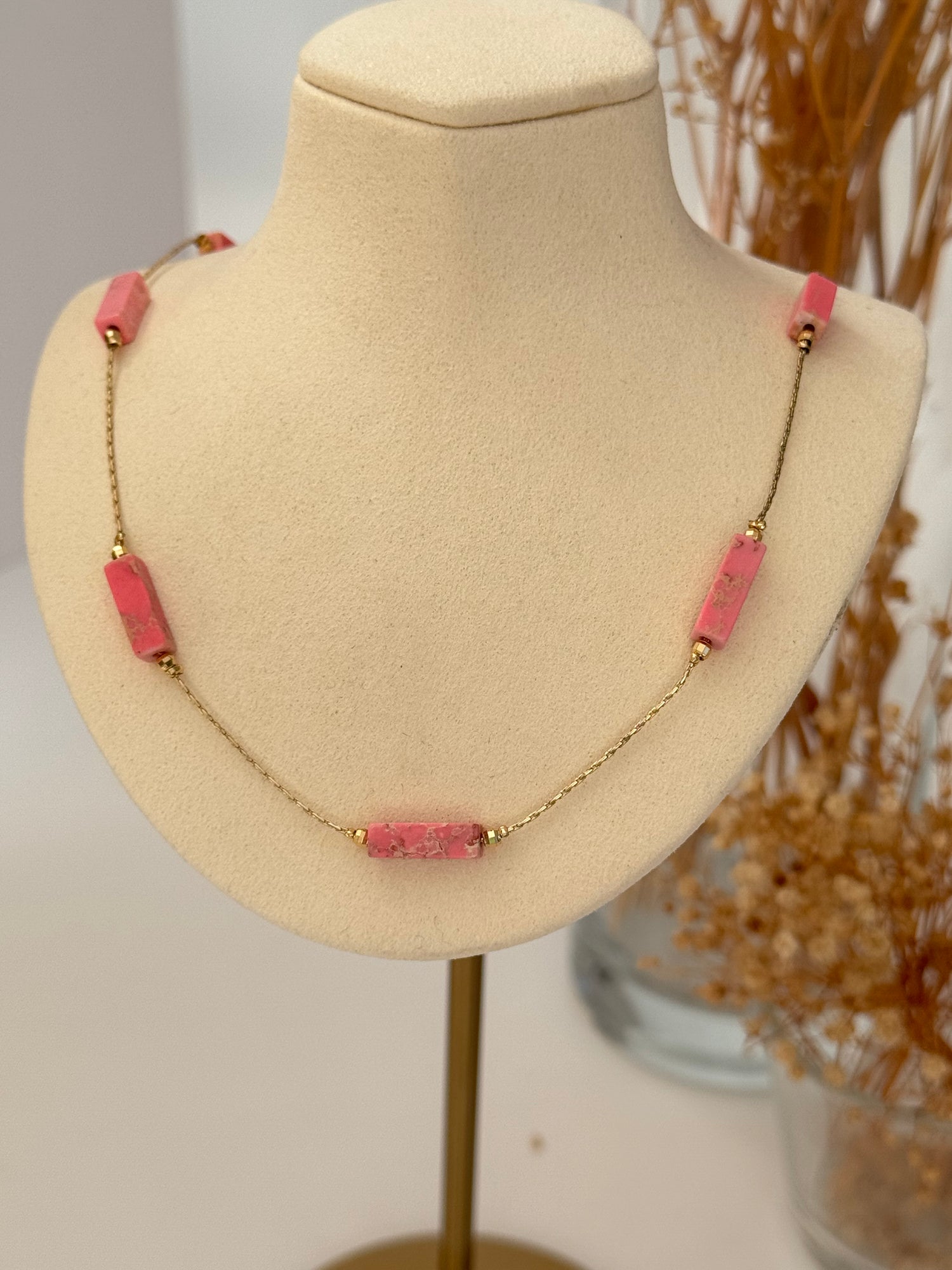 MİRA PEMBE TAŞLI ALTIN KAPLAMA DETAYLI KOLYE