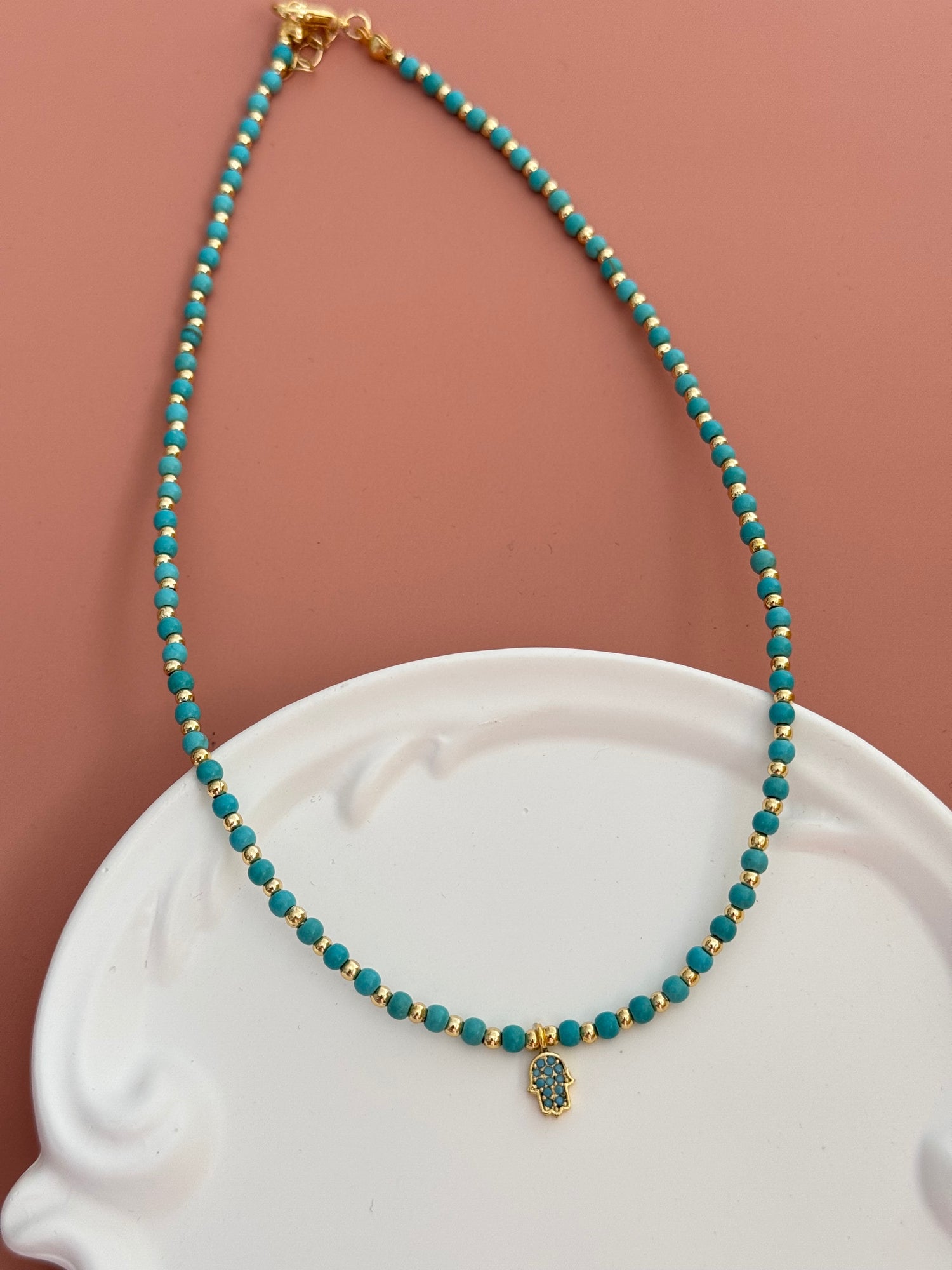 SUNA FATİMA ANA ELİ MAVİ BONCUKLU ALTIN KAPLAMA DETAYLI KOLYE