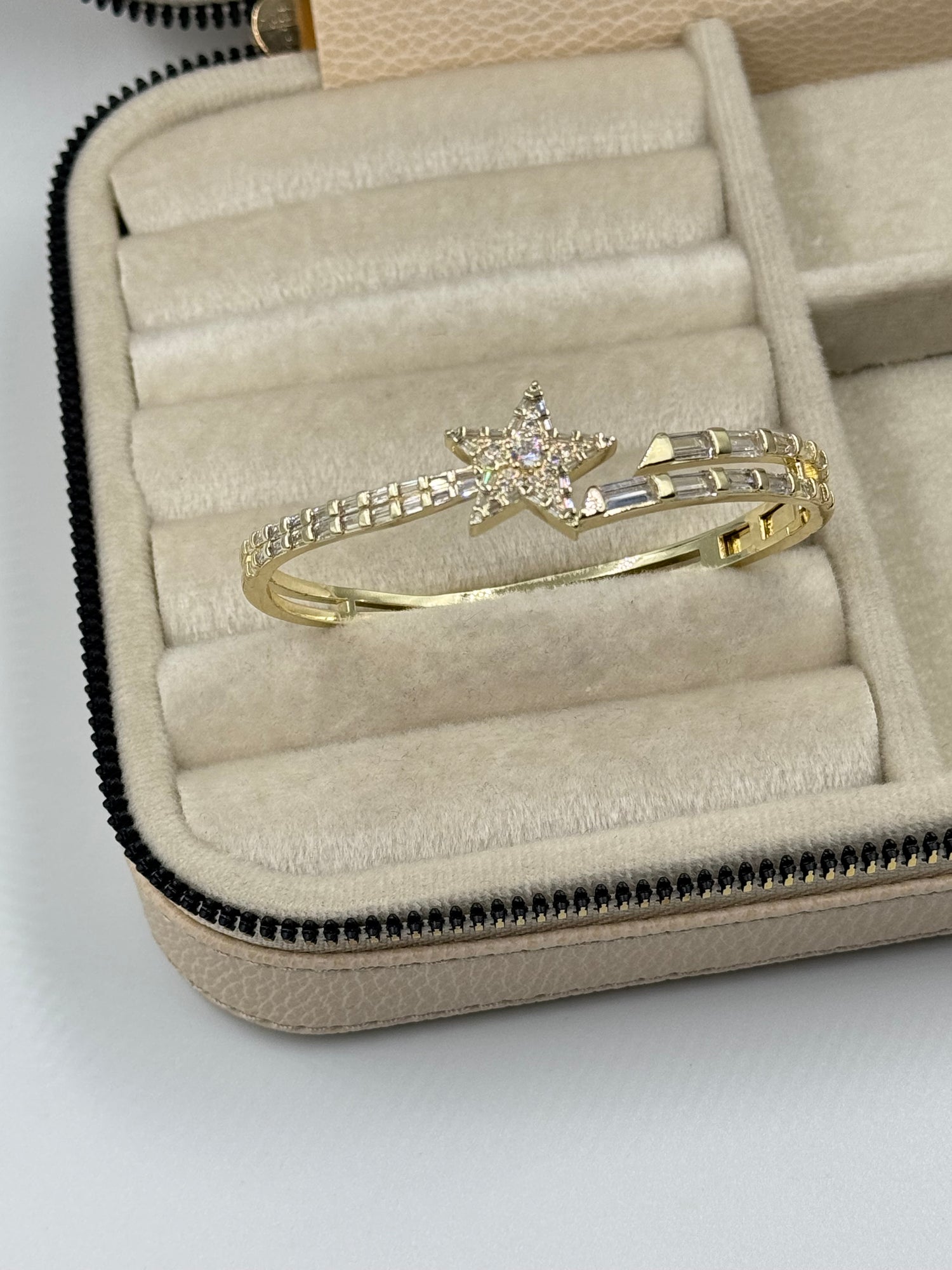 İTHAL YILDIZ DETAYLI GOLD KELEPÇE BİLEZİK