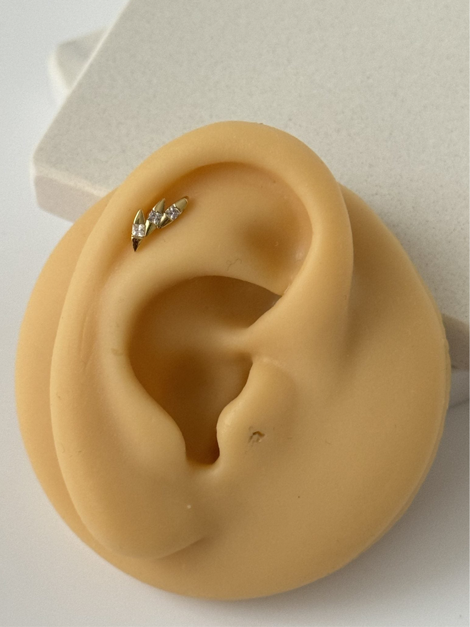TAŞ DETAYLI TRAGUS PİERCİNG