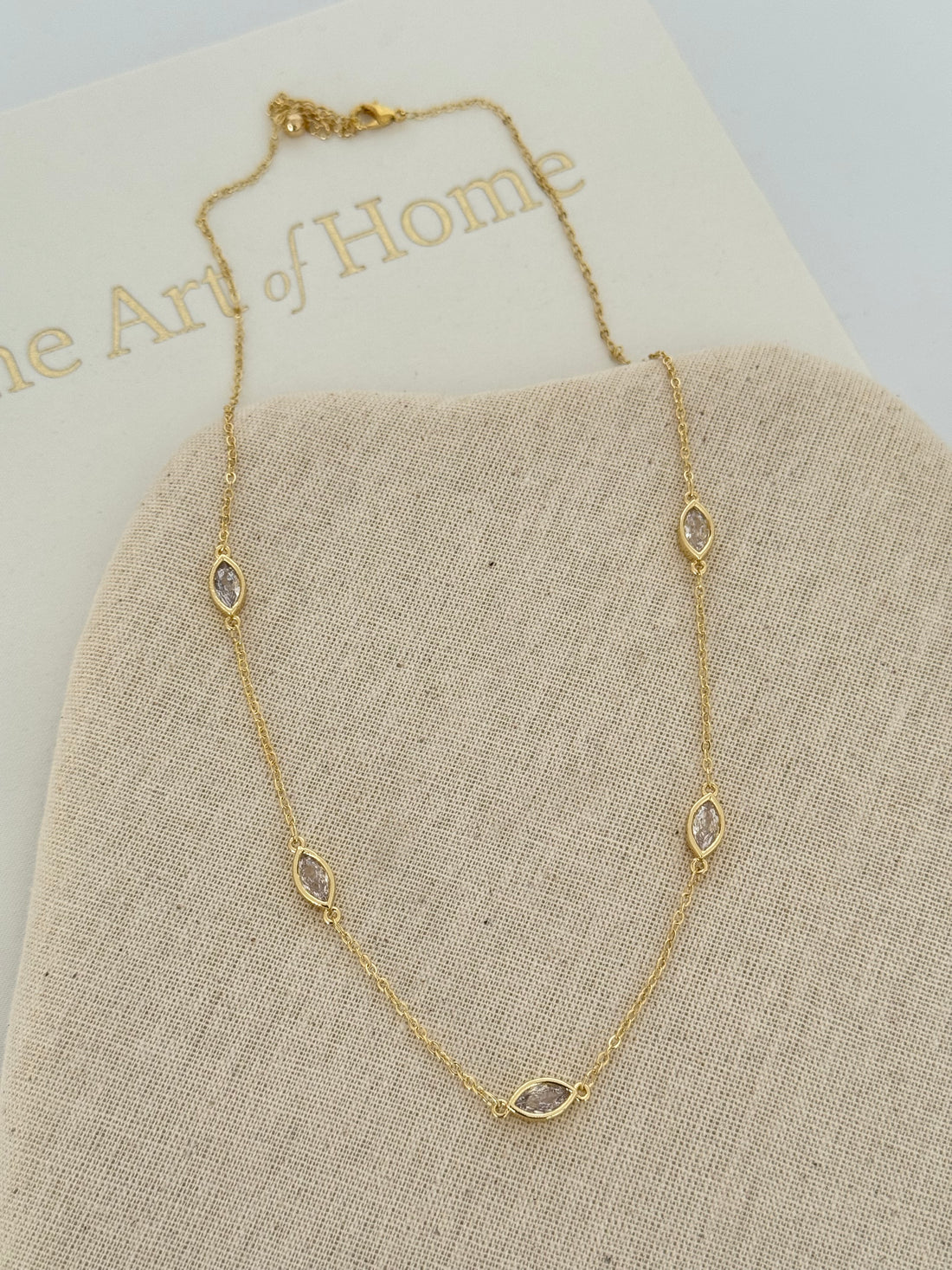 LİSSE TAŞ DETAYLI GOLD KOLYE