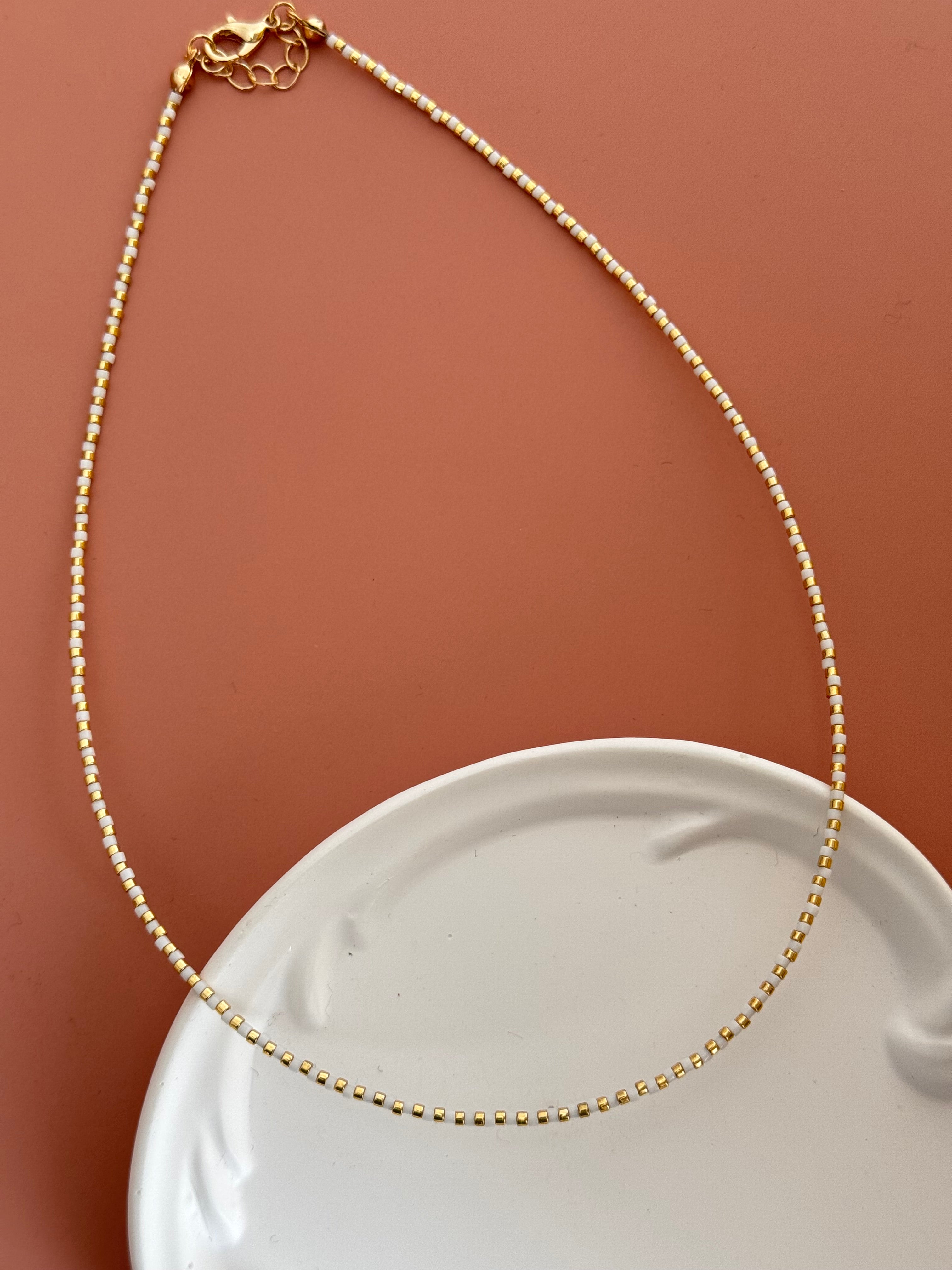 ALTIN KAPLAMA BONCUK DETAYLI BEYAZ BONCUK KOLYE