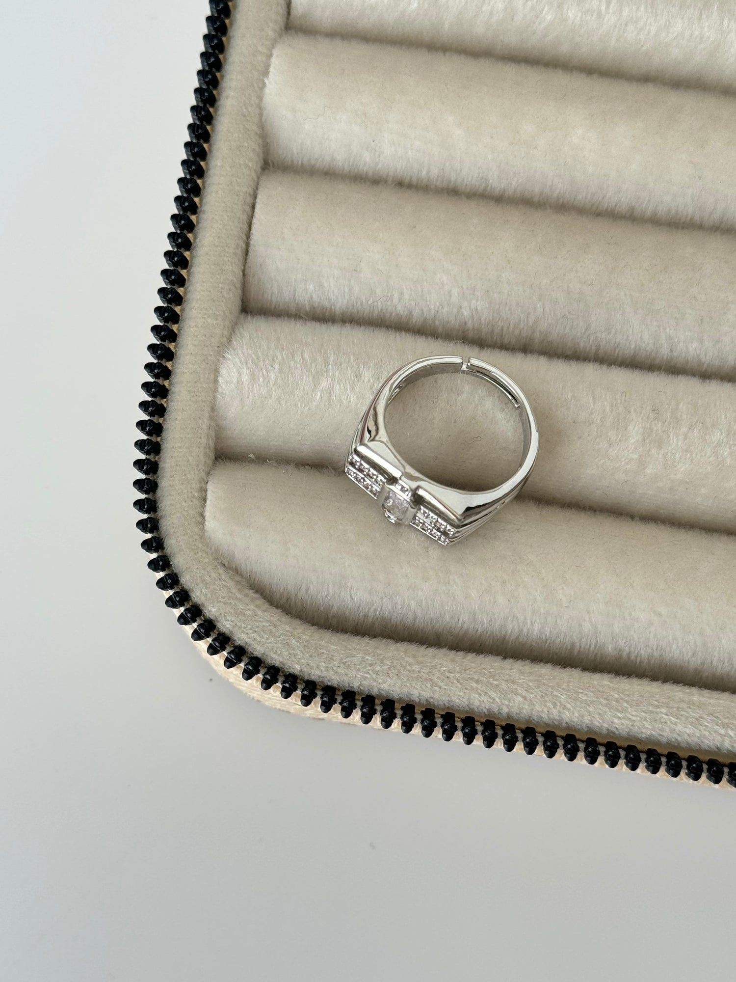 İTHAL BEYAZ TAŞLI SİLVER AYARLANABİLİR YÜZÜK