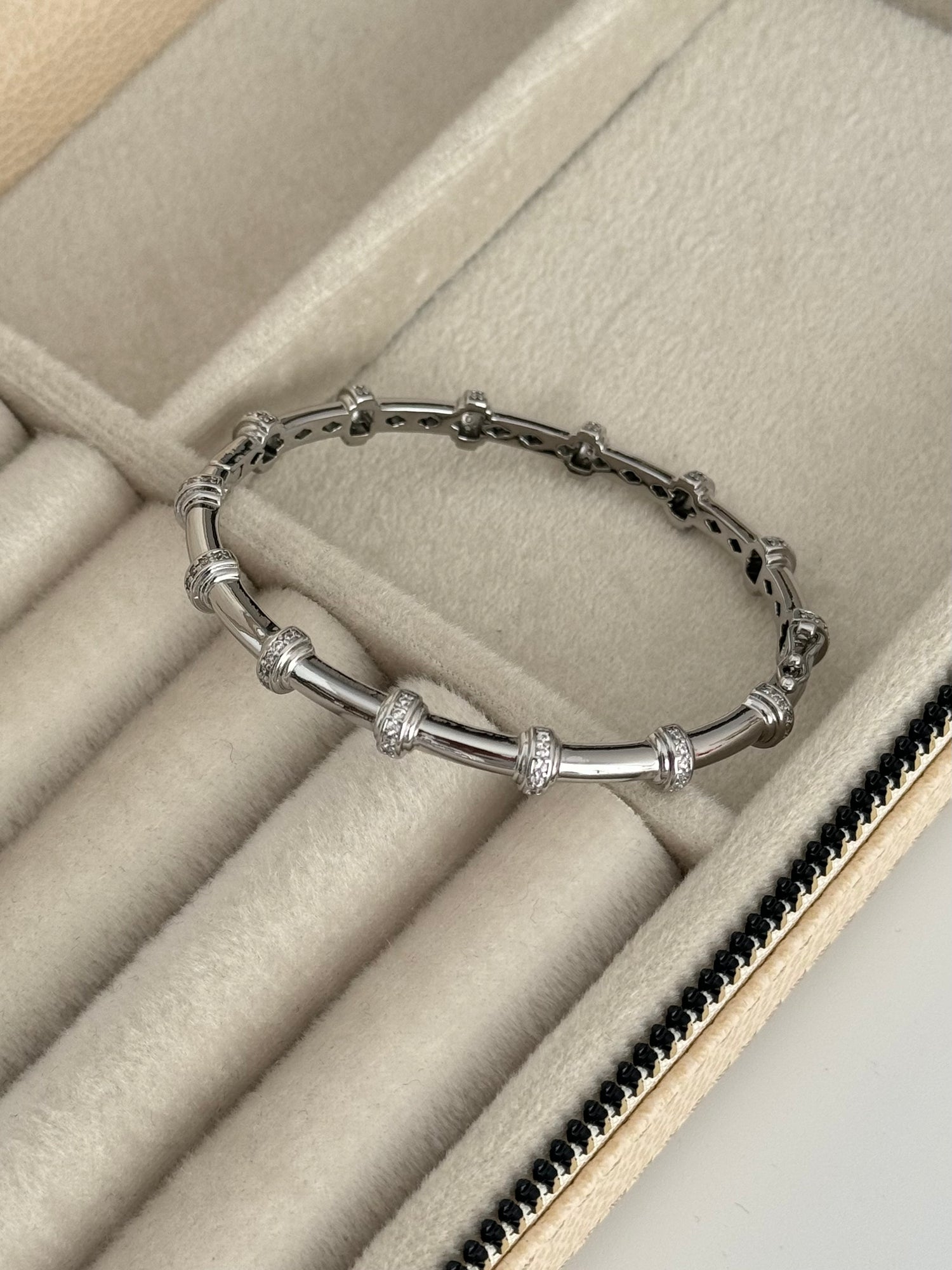 İTHAL TAŞ DETAYLI SİLVER BİLEZİK