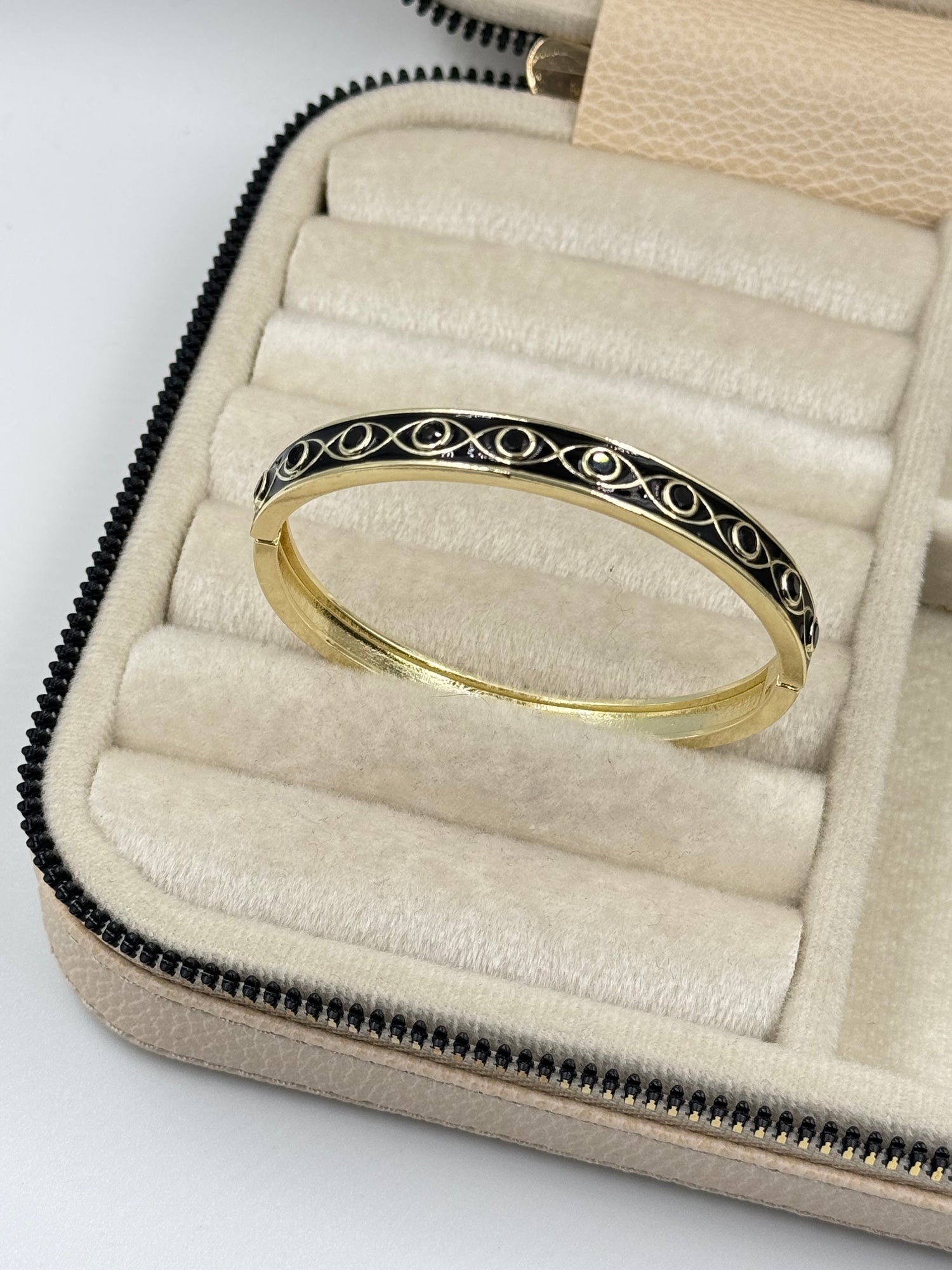 İTHAL SİYAH MİNELİ TAŞ DETAYLI GOLD KELEPÇE BİLEZİK