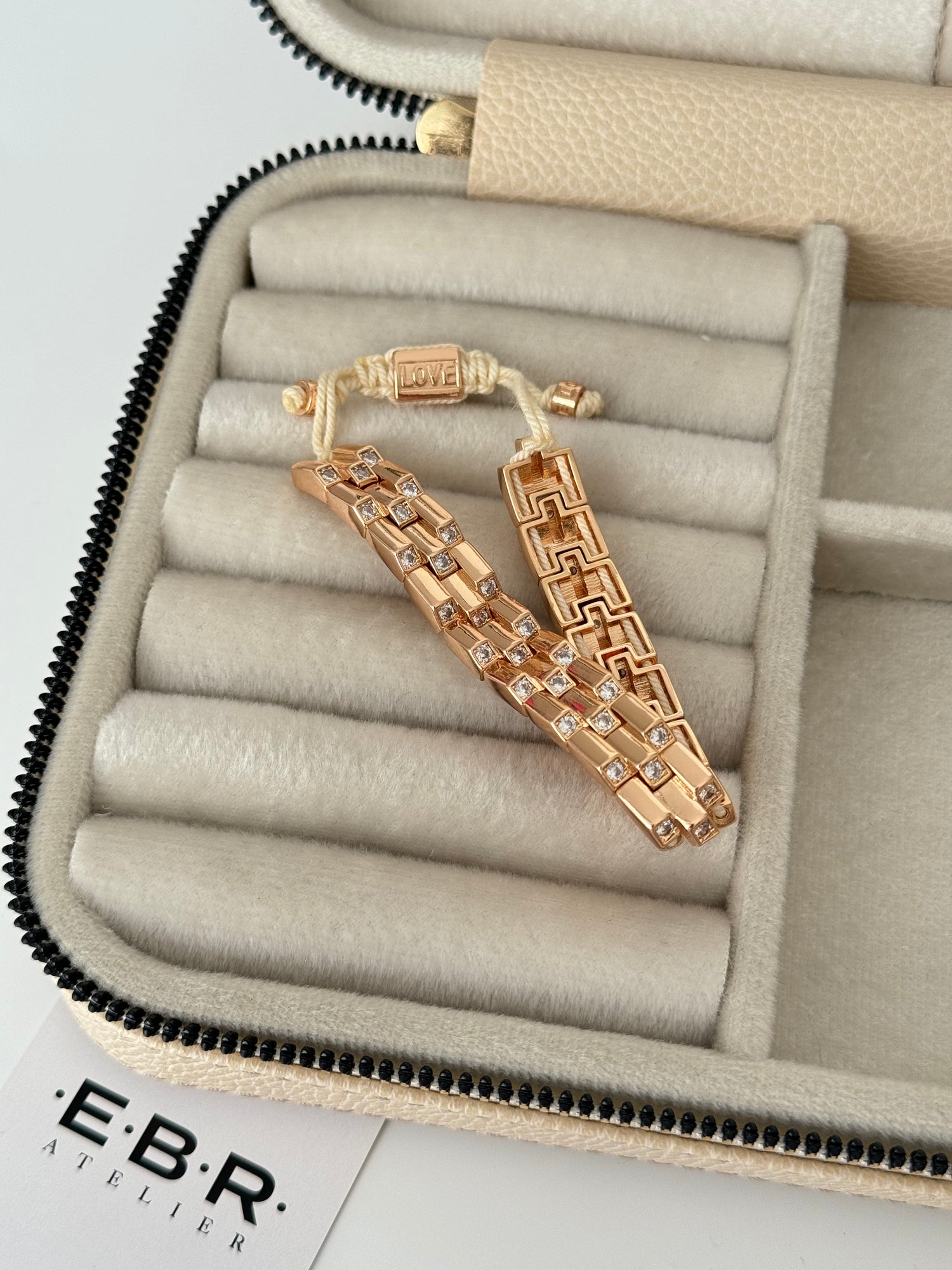 İTHAL TAŞ DETAYLI GOLD BEYAZ İPLİ BİLEKLİK