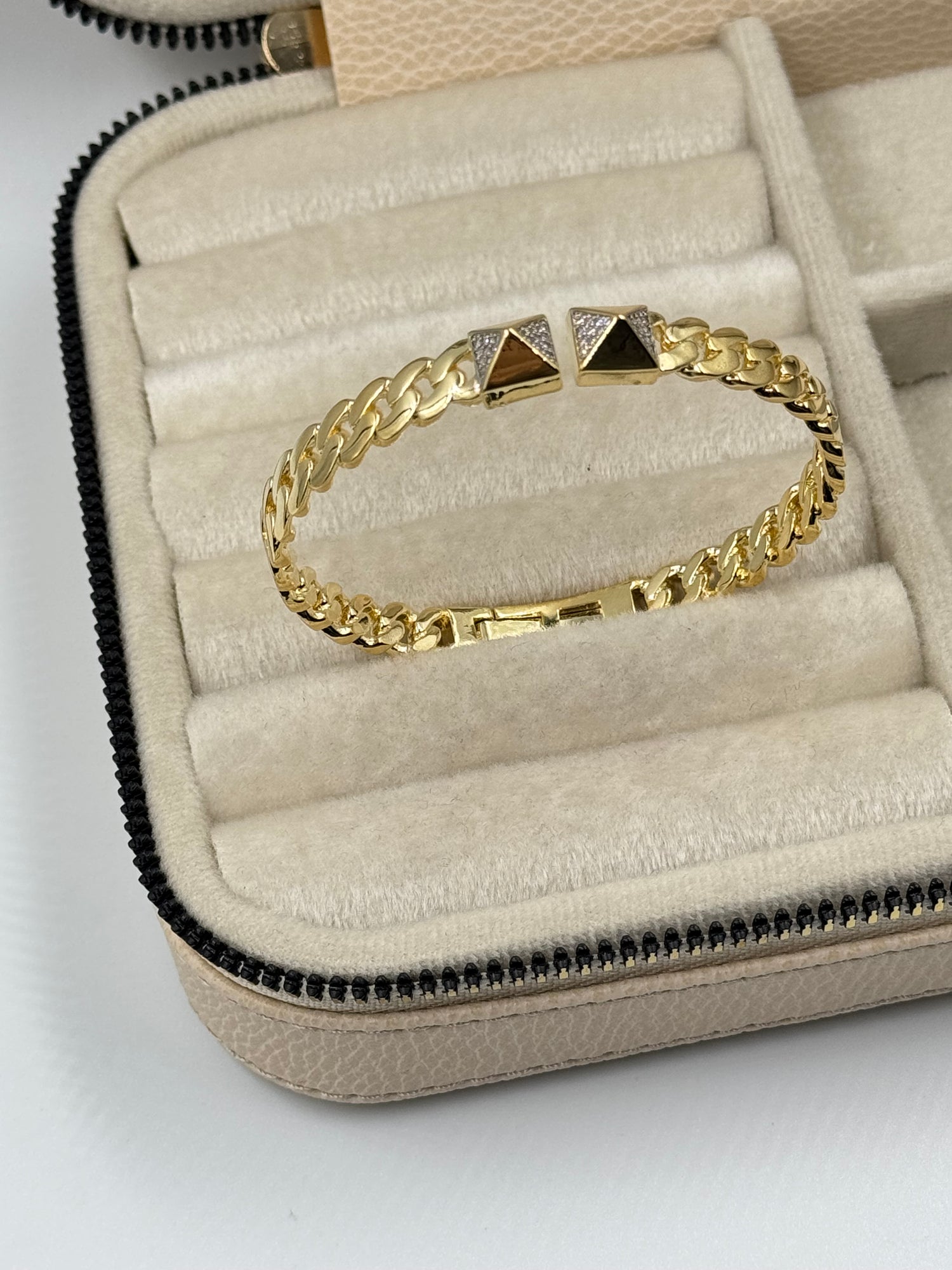 İTHAL ÜÇGEN DETAYLI ZİNCİR GOLD KELEPÇE BİLEZİK