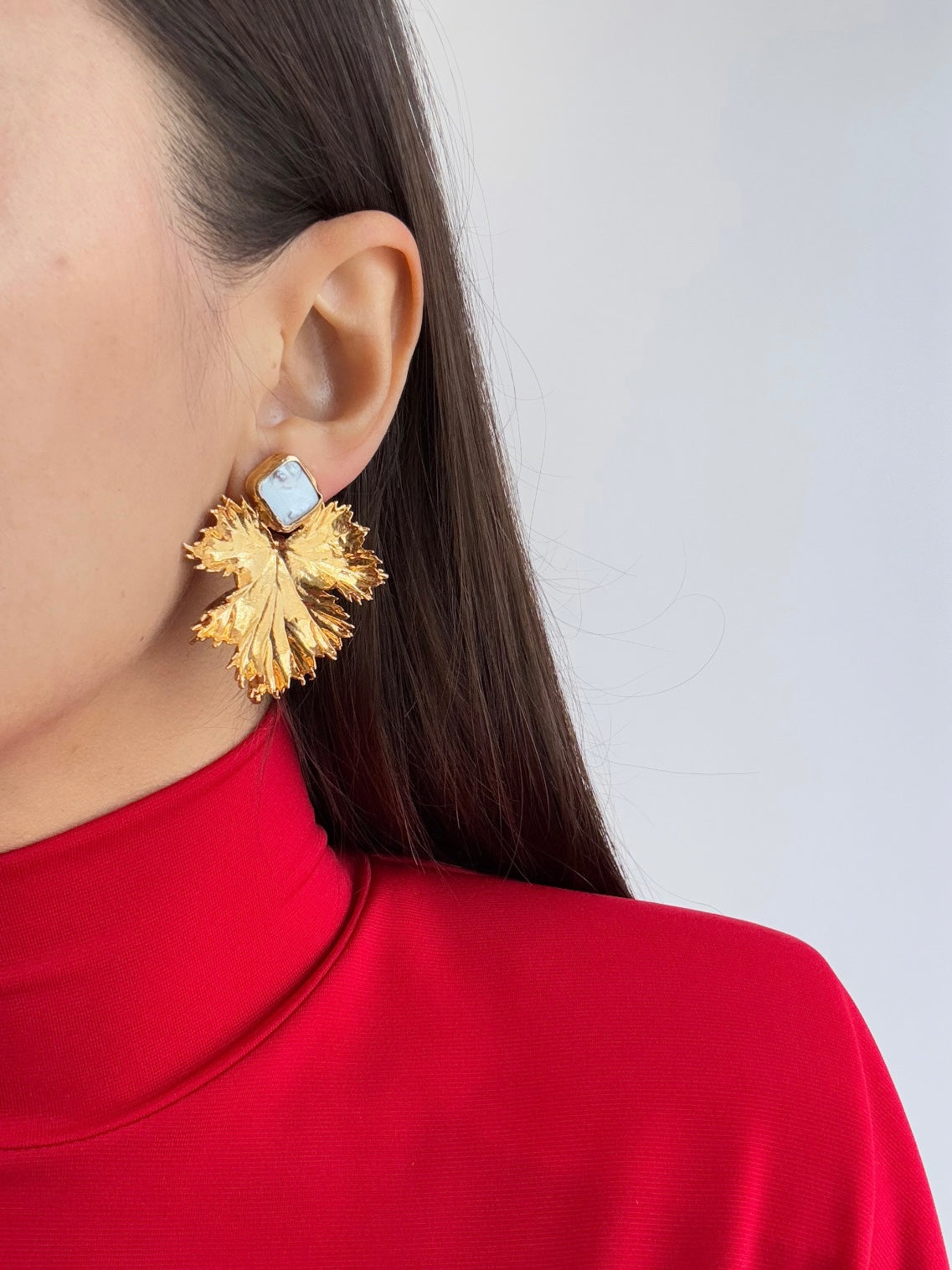 GERÇEK İNCİ DETAYLI YAPRAK ALTIN KAPLAMA KÜPE