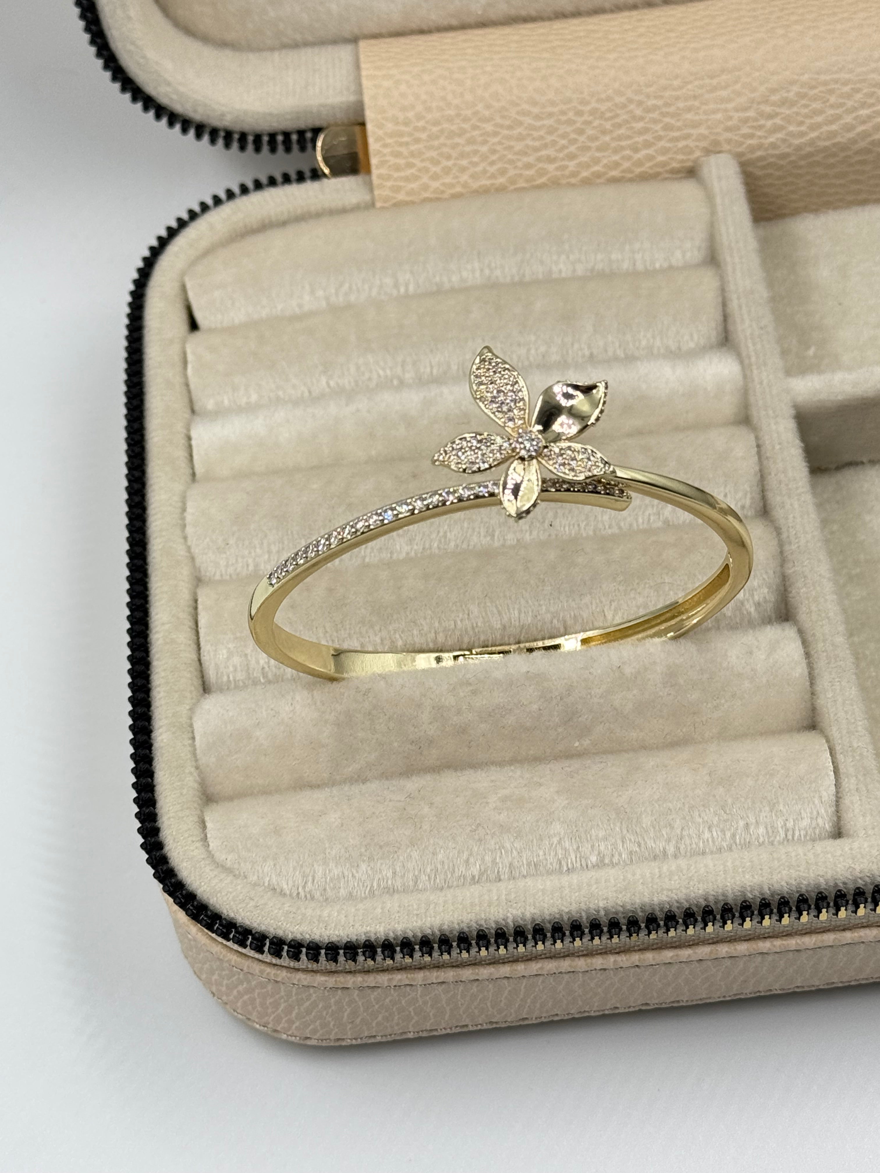 İTHAL ÇİÇEK DETAYLI GOLD KELEPÇE BİLEZİK