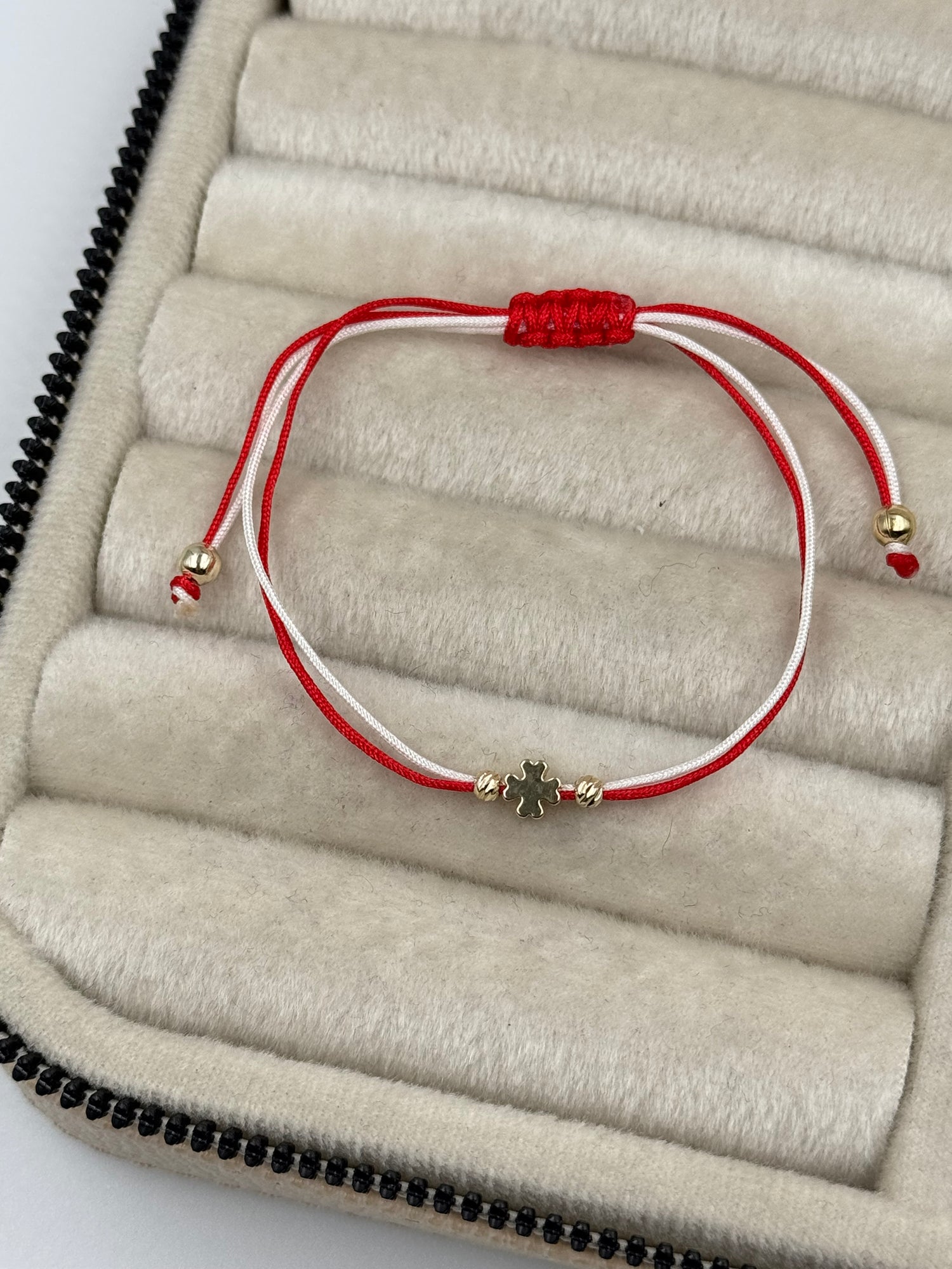 İTHAL YONCA DETAYLI KIRMIZI BEYAZ İPLİ AYARLANABİLİR BİLEKLİK