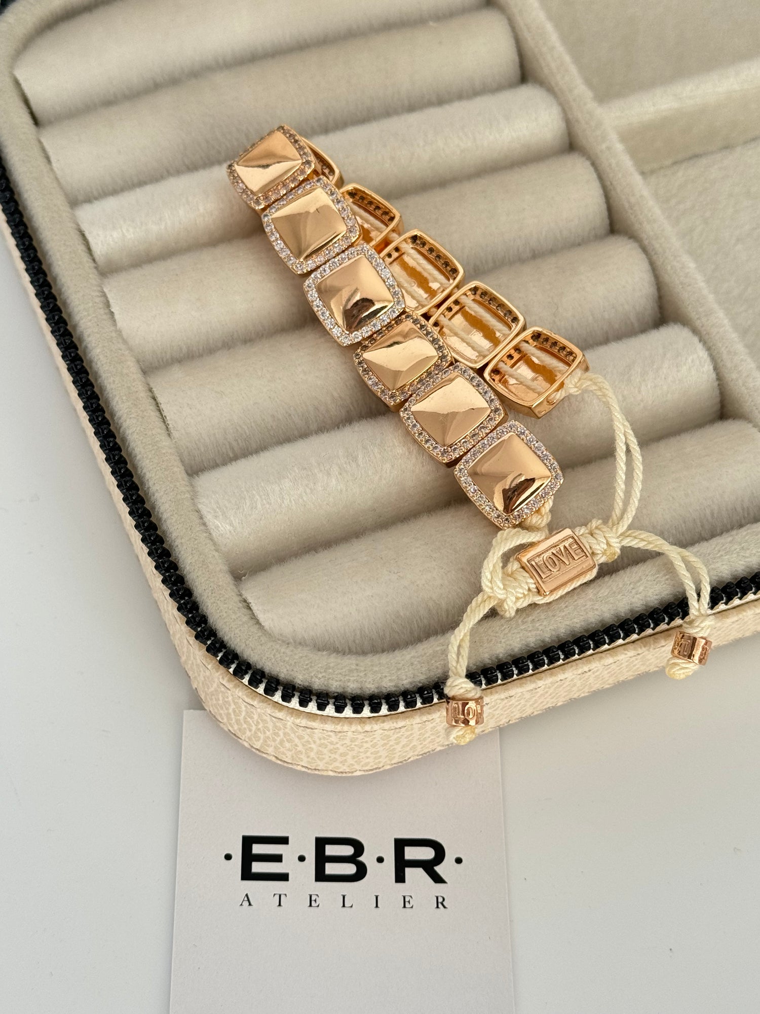 İTHAL KARE TAŞ DETAYLI GOLD BEYAZ İPLİ BİLEKLİK