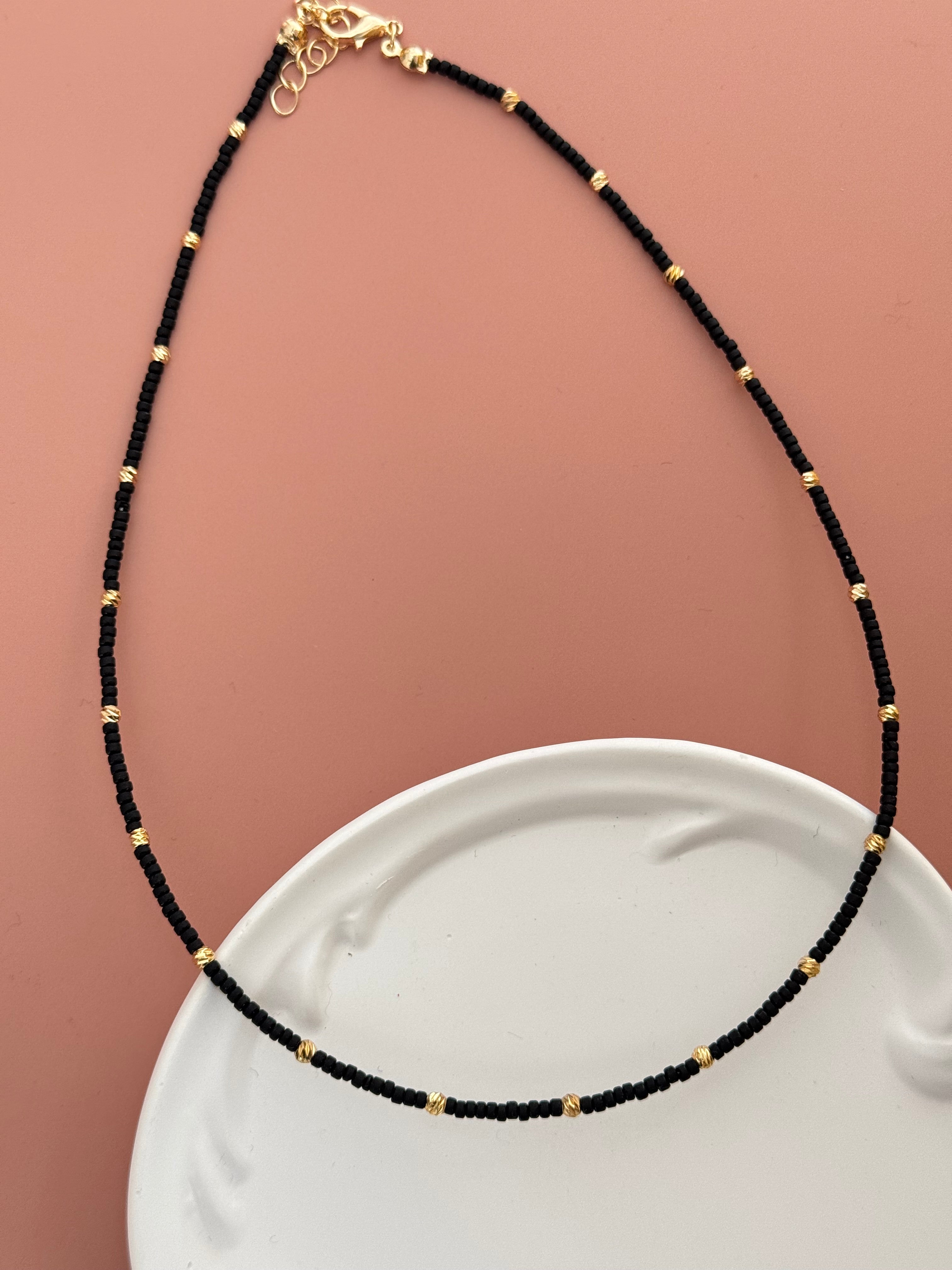 LUNE ALTIN KAPLAMA DORİKA DETAYLI SİYAH BONCUK KOLYE