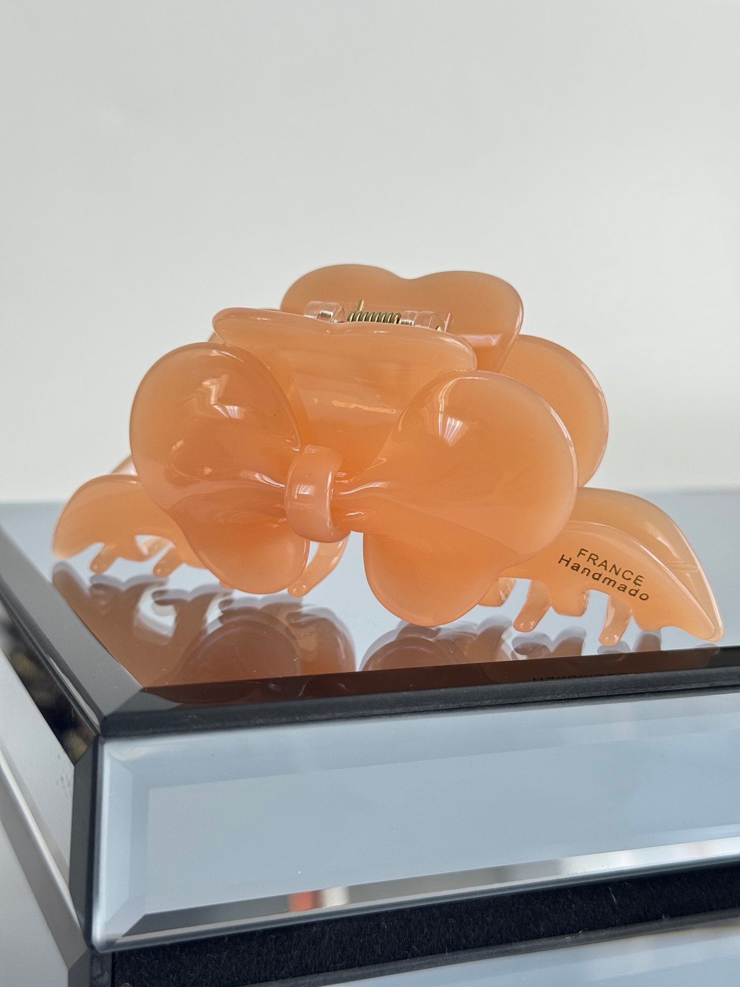 İTHAL ÇİÇEK DETAYLI SOMON RENK KEMİK MANDAL TOKA